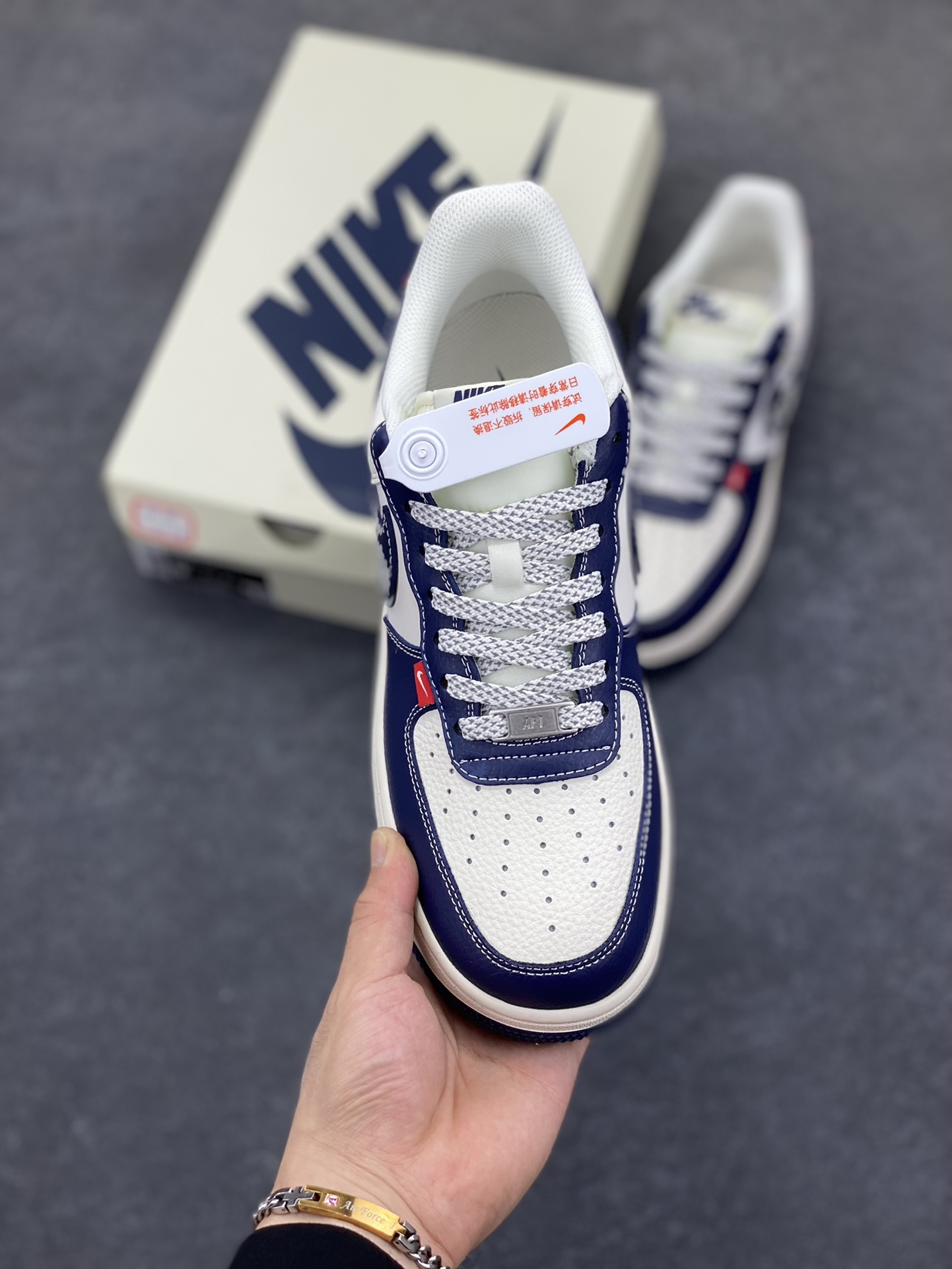 图片[2]-NIke Air Force 1 \’07 Low “UN联名——多彩蓝红拼接”空军一号 低帮 运动鞋 休闲鞋 折边针车 工艺难度大 原楦头原纸板 原装鞋盒 定制五金配件 内置全掌气垫 原厂鞋底 货号：JP8028-005 尺码：36 36.5 37.5 38 38.5 39 40 40.5 41 42 42.5 43 44 44.5 45-选品中心