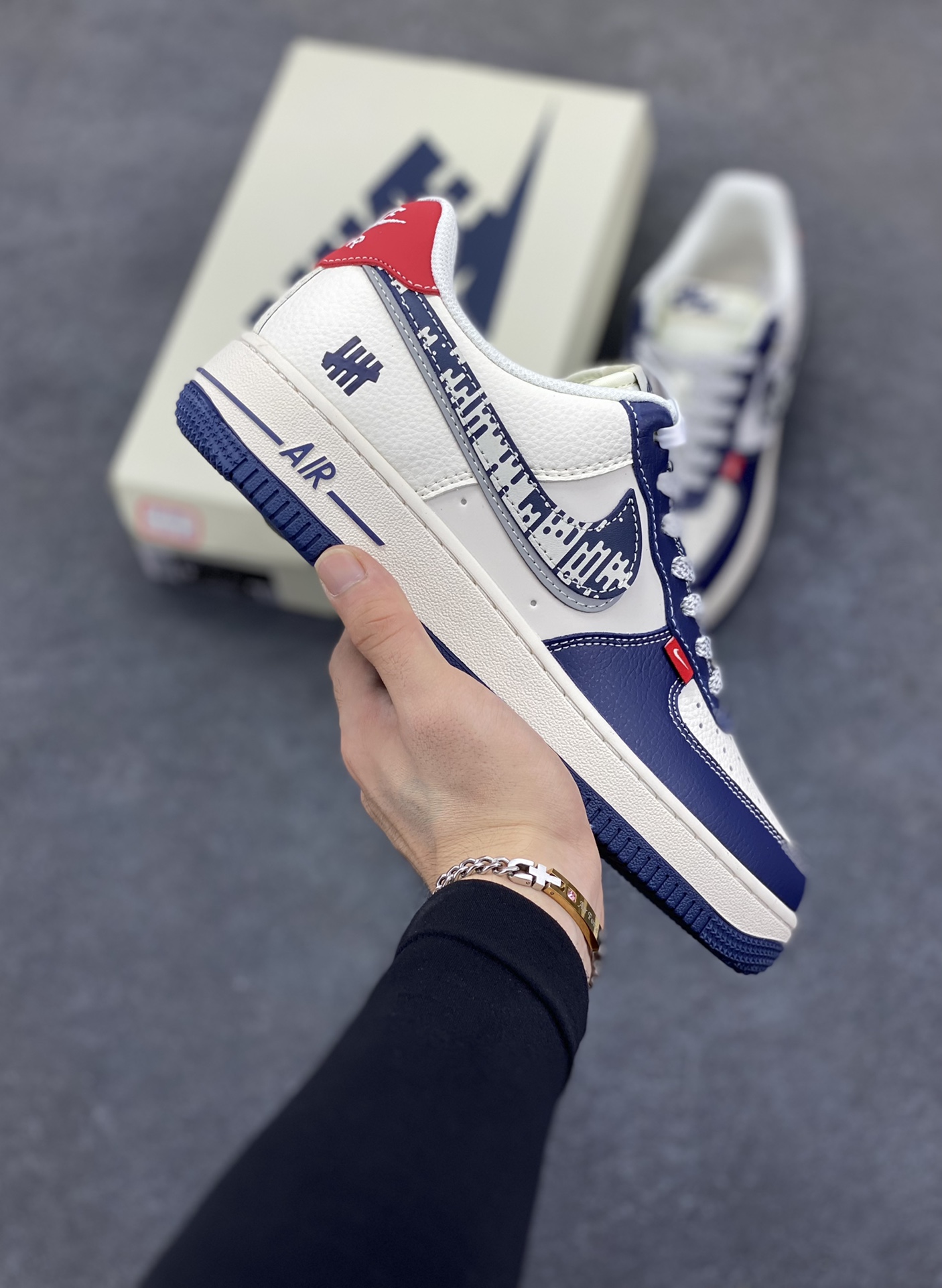 NIke Air Force 1 \'07 Low “UN联名——多彩蓝红拼接”空军一号 低帮 运动鞋 休闲鞋 折边针车 工艺难度大 原楦头原纸板 原装鞋盒 定制五金配件 内置全掌气垫 原厂鞋底 货号：JP8028-005 尺码：36 36.5 37.5 38 38.5 39 40 40.5 41 42 42.5 43 44 44.5 45-选品中心
