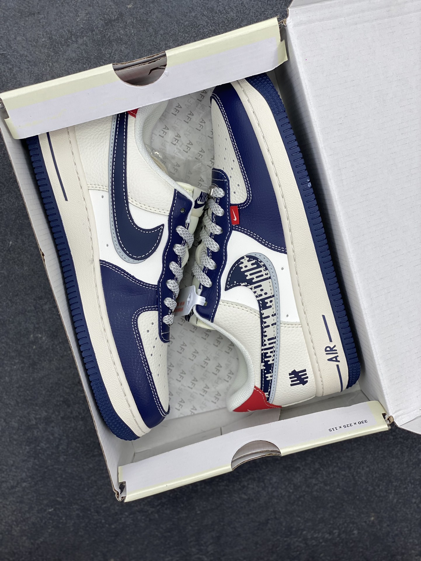 图片[9]-NIke Air Force 1 \’07 Low “UN联名——多彩蓝红拼接”空军一号 低帮 运动鞋 休闲鞋 折边针车 工艺难度大 原楦头原纸板 原装鞋盒 定制五金配件 内置全掌气垫 原厂鞋底 货号：JP8028-005 尺码：36 36.5 37.5 38 38.5 39 40 40.5 41 42 42.5 43 44 44.5 45-选品中心