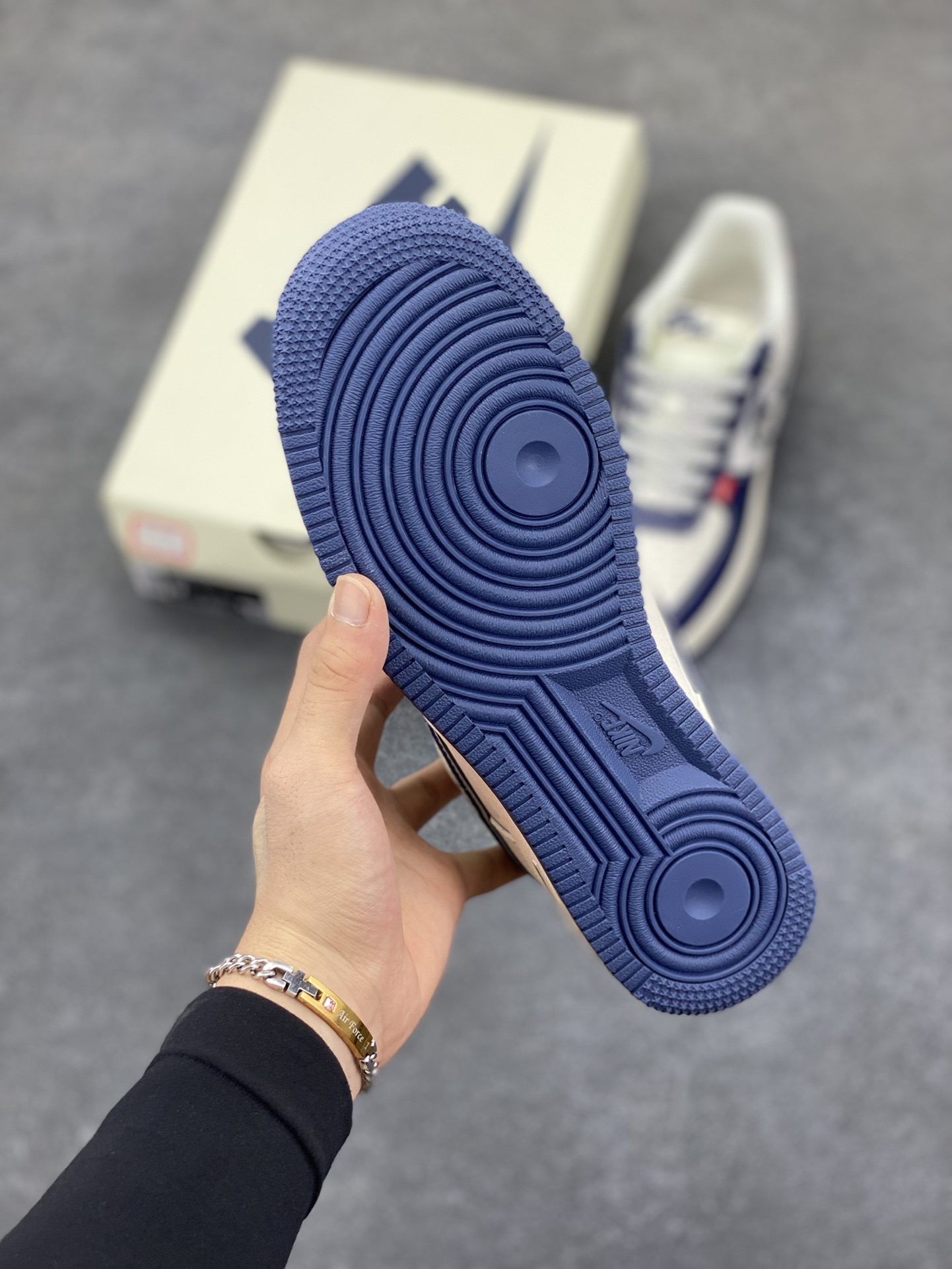 图片[5]-NIke Air Force 1 \’07 Low “UN联名——多彩蓝红拼接”空军一号 低帮 运动鞋 休闲鞋 折边针车 工艺难度大 原楦头原纸板 原装鞋盒 定制五金配件 内置全掌气垫 原厂鞋底 货号：JP8028-005 尺码：36 36.5 37.5 38 38.5 39 40 40.5 41 42 42.5 43 44 44.5 45-选品中心