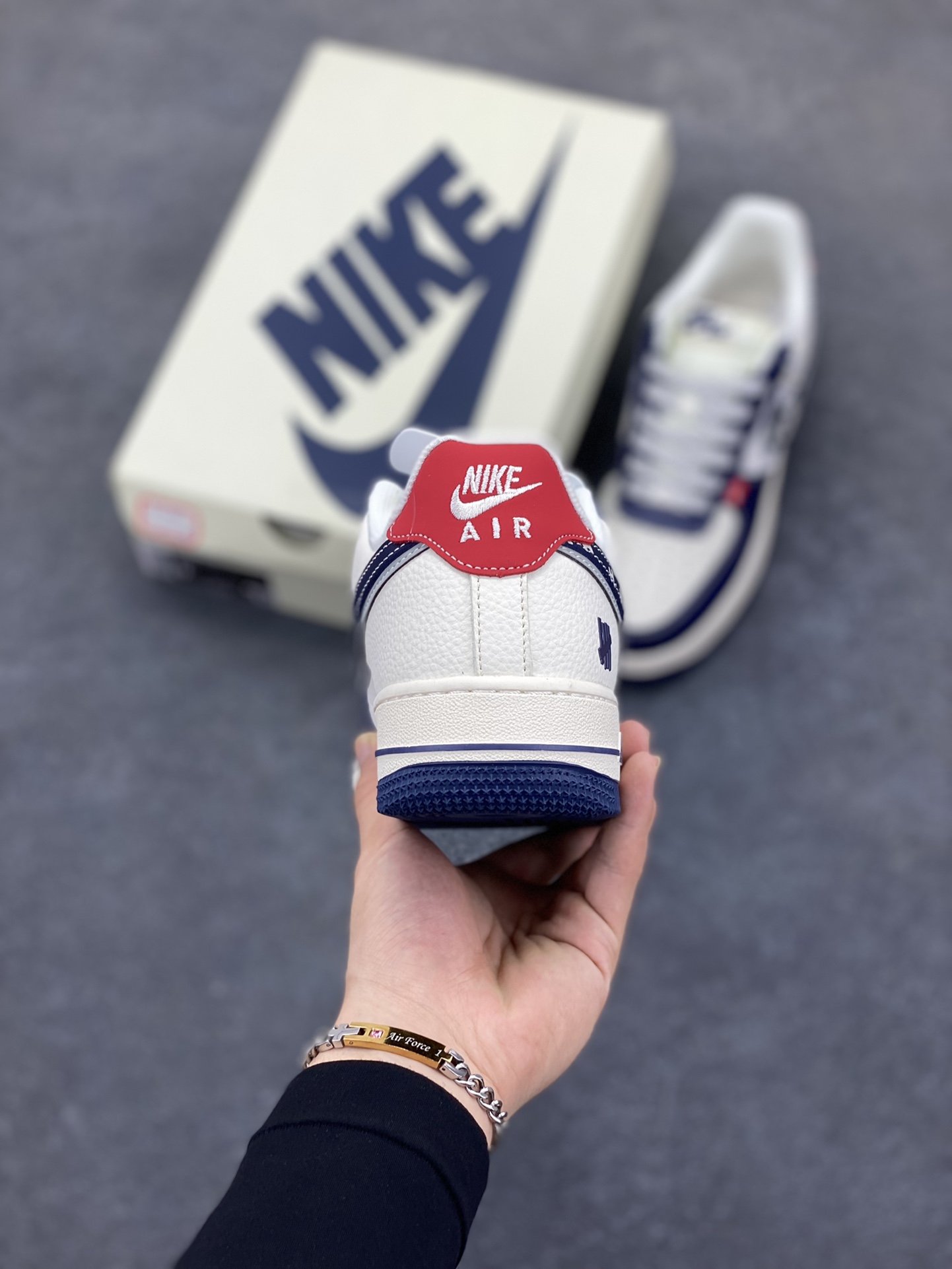 图片[4]-NIke Air Force 1 \’07 Low “UN联名——多彩蓝红拼接”空军一号 低帮 运动鞋 休闲鞋 折边针车 工艺难度大 原楦头原纸板 原装鞋盒 定制五金配件 内置全掌气垫 原厂鞋底 货号：JP8028-005 尺码：36 36.5 37.5 38 38.5 39 40 40.5 41 42 42.5 43 44 44.5 45-选品中心