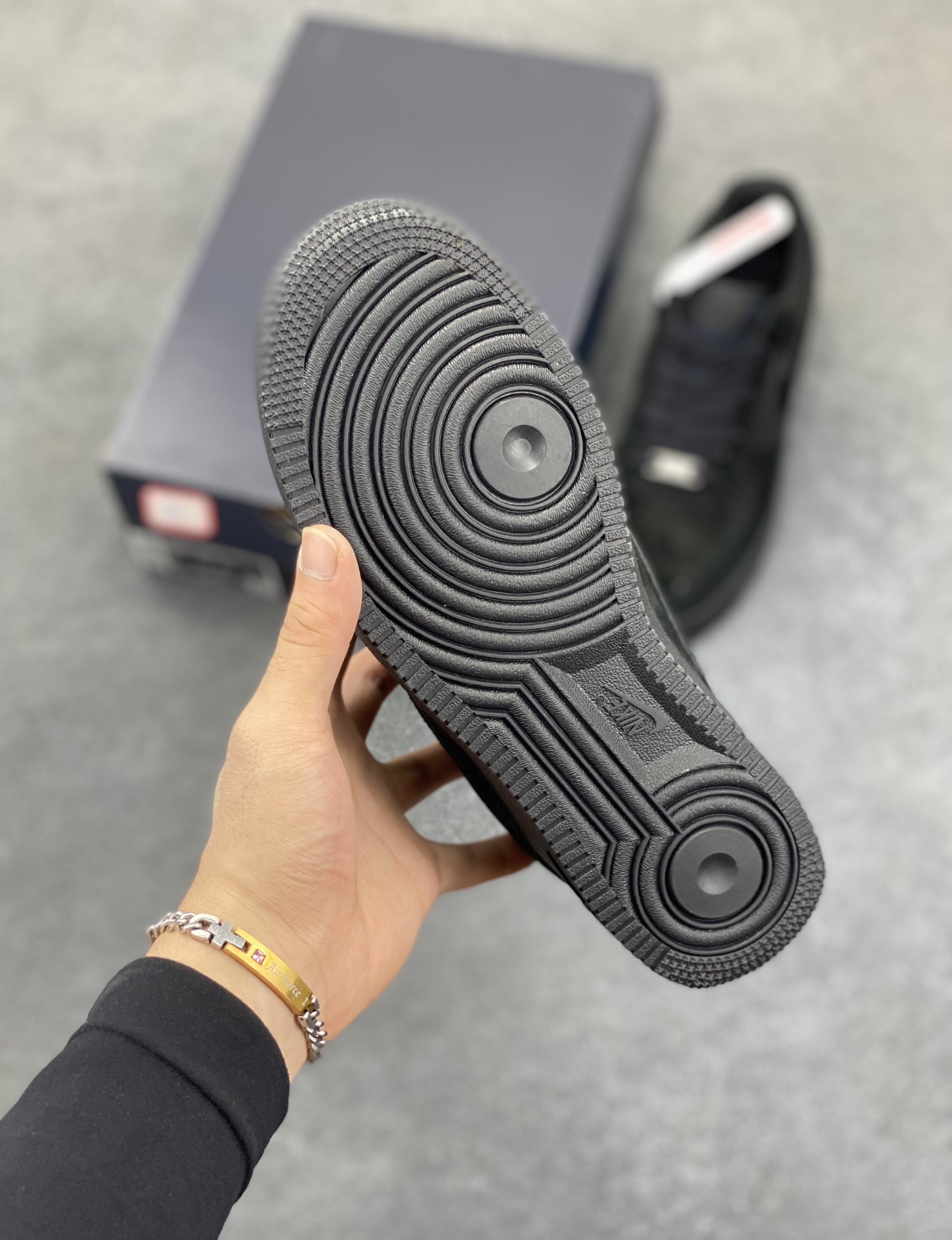 图片[5]-Nike Air Force 1 Low 翻毛黑 原楦头原纸板 打造纯正空军版型 专注外贸渠道 全掌内置蜂窝气垫 原盒配件 原厂中底钢印、拉帮完美 货号：HQ1966-002 尺码：36 36.5 37.5 38 38.5 39 40 40.5 41 42 42.5 43 44 44.5 45-选品中心