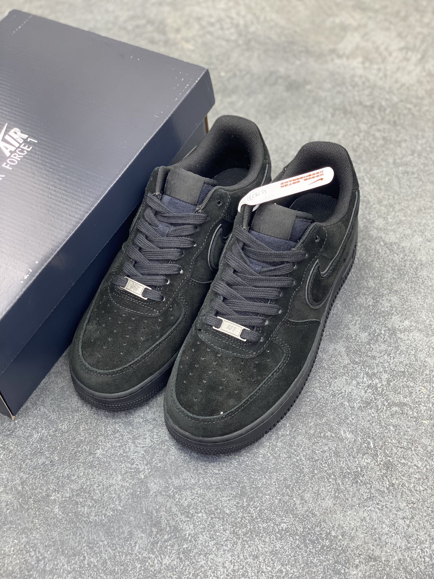 图片[8]-Nike Air Force 1 Low 翻毛黑 原楦头原纸板 打造纯正空军版型 专注外贸渠道 全掌内置蜂窝气垫 原盒配件 原厂中底钢印、拉帮完美 货号：HQ1966-002 尺码：36 36.5 37.5 38 38.5 39 40 40.5 41 42 42.5 43 44 44.5 45-选品中心