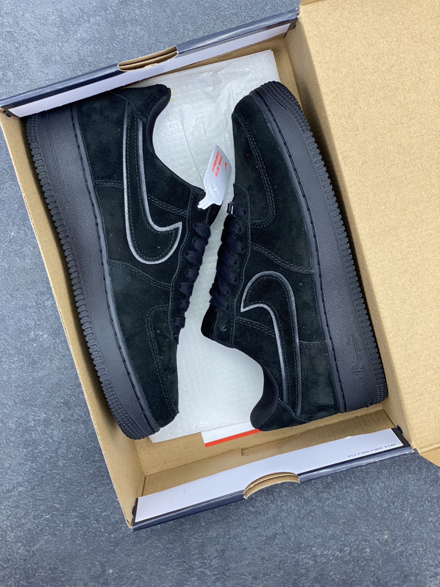 图片[9]-Nike Air Force 1 Low 翻毛黑 原楦头原纸板 打造纯正空军版型 专注外贸渠道 全掌内置蜂窝气垫 原盒配件 原厂中底钢印、拉帮完美 货号：HQ1966-002 尺码：36 36.5 37.5 38 38.5 39 40 40.5 41 42 42.5 43 44 44.5 45-选品中心