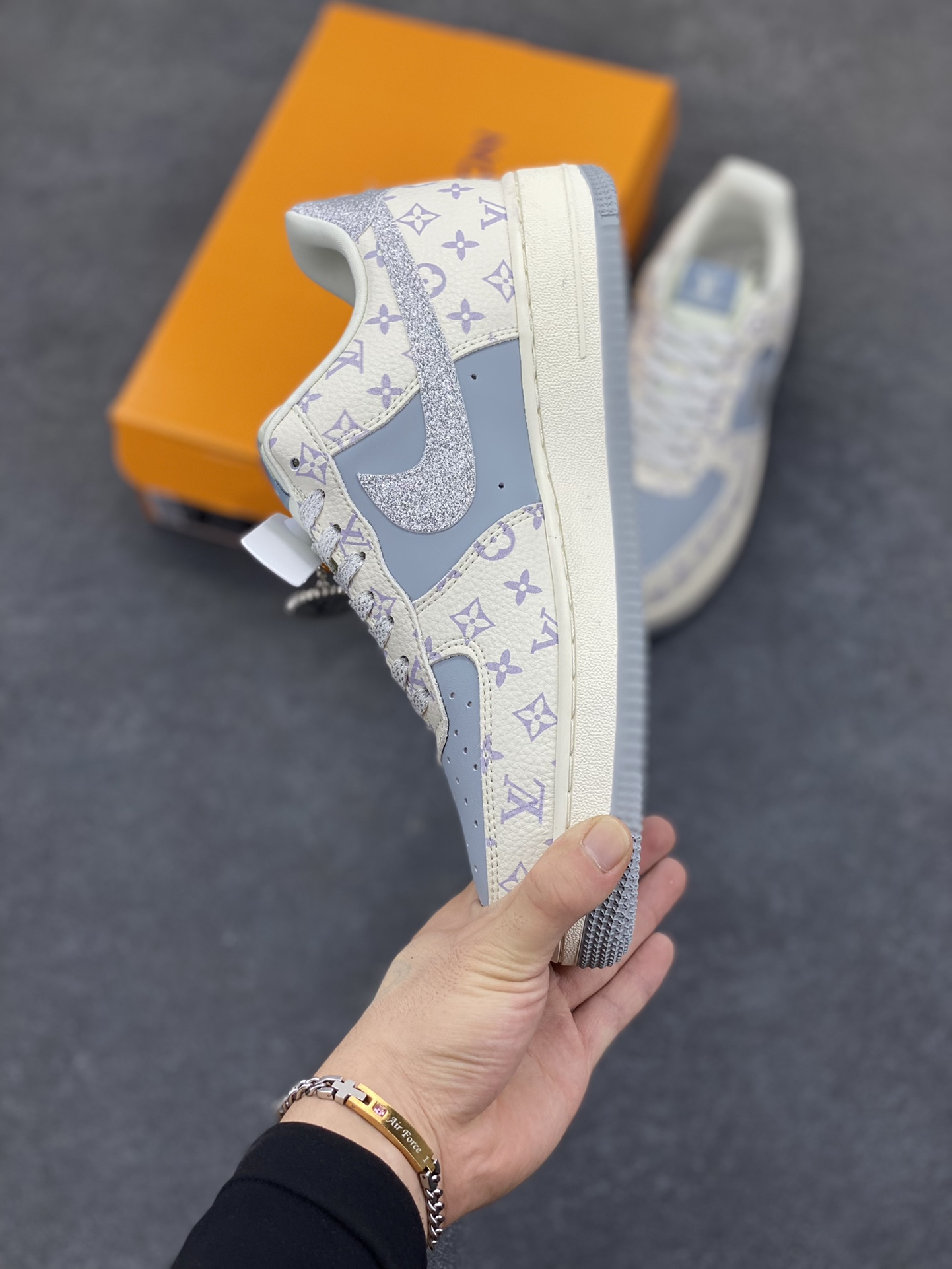 图片[3]-NIke Air Force 1 \’07 Low “LV联名——闪银勾”空军一号 低帮 运动鞋 休闲鞋 折边针车 工艺难度大 原楦头原纸板 原装鞋盒 定制五金配件 内置全掌气垫 原厂鞋底 货号：DF0188-078 尺码：36 36.5 37.5 38 38.5 39 40 40.5 41 42 42.5 43 44 44.5 45-选品中心