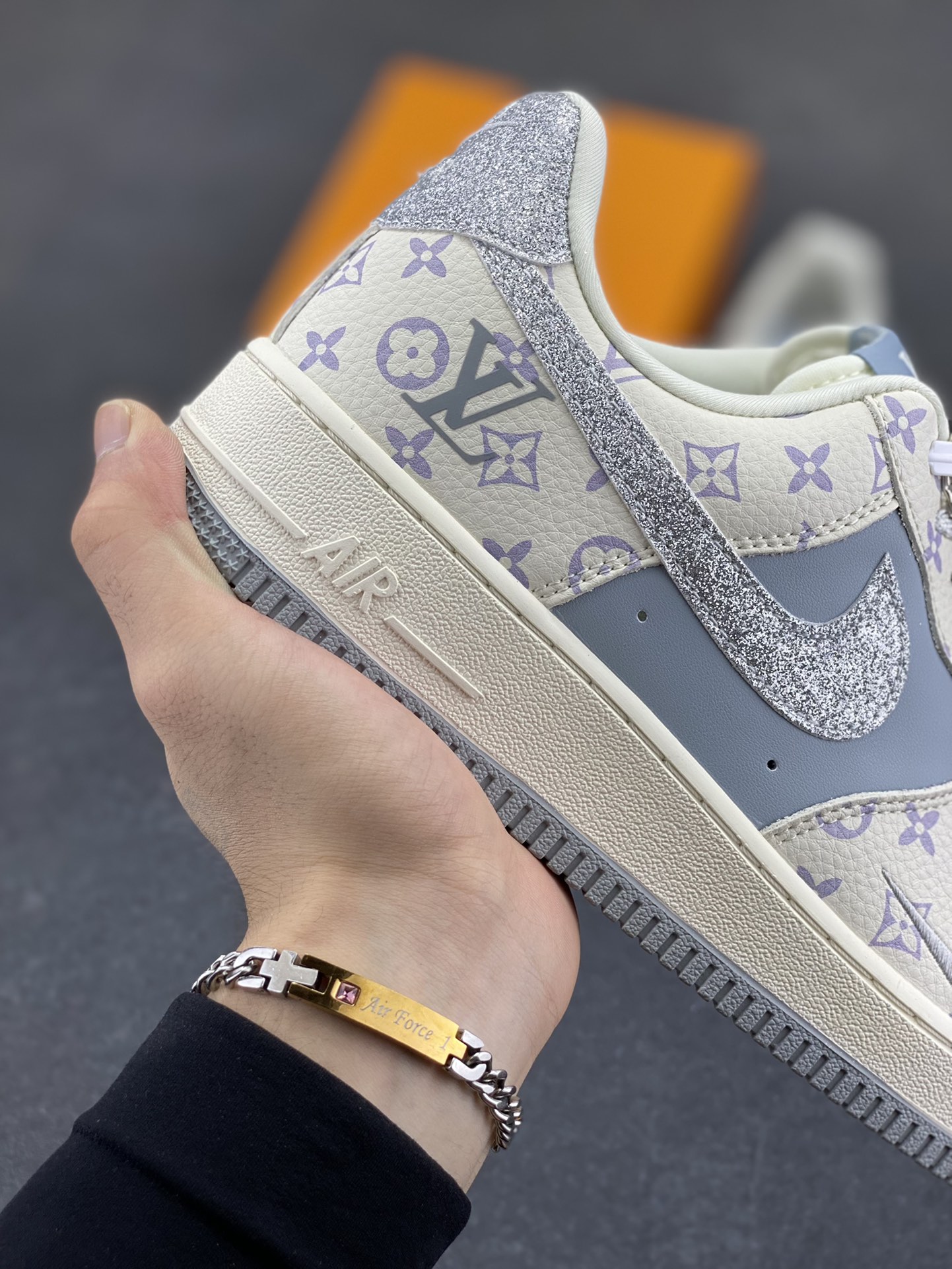图片[6]-NIke Air Force 1 \’07 Low “LV联名——闪银勾”空军一号 低帮 运动鞋 休闲鞋 折边针车 工艺难度大 原楦头原纸板 原装鞋盒 定制五金配件 内置全掌气垫 原厂鞋底 货号：DF0188-078 尺码：36 36.5 37.5 38 38.5 39 40 40.5 41 42 42.5 43 44 44.5 45-选品中心