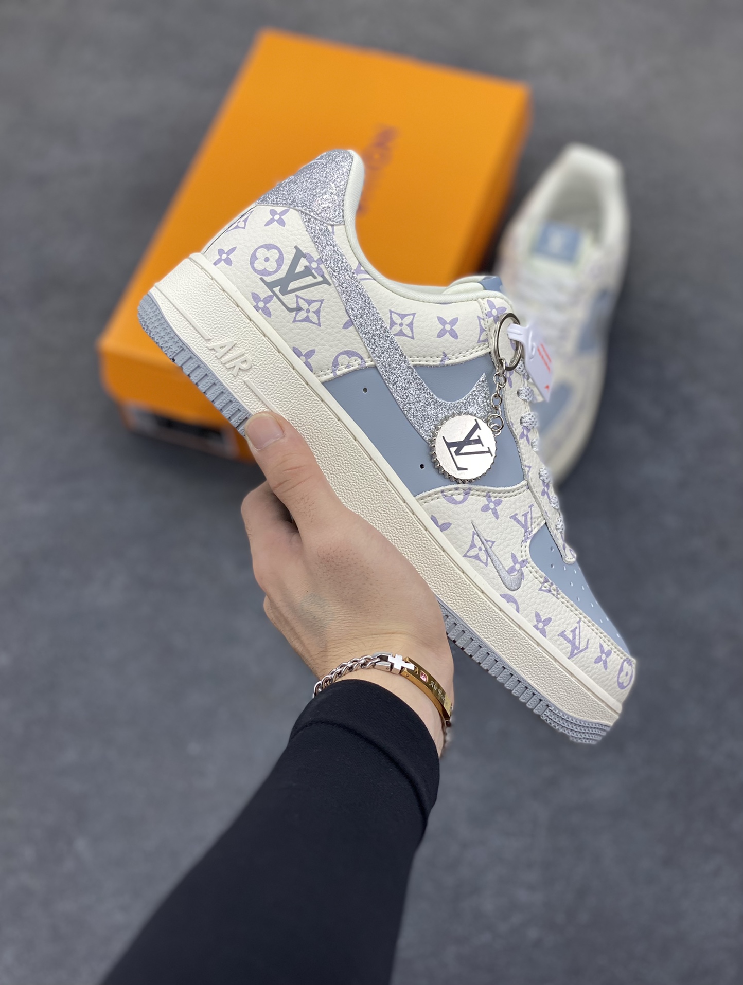 NIke Air Force 1 \’07 Low “LV联名——闪银勾”空军一号 低帮 运动鞋 休闲鞋 折边针车 工艺难度大 原楦头原纸板 原装鞋盒 定制五金配件 内置全掌气垫 原厂鞋底 货号：DF0188-078 尺码：36 36.5 37.5 38 38.5 39 40 40.5 41 42 42.5 43 44 44.5 45-选品中心
