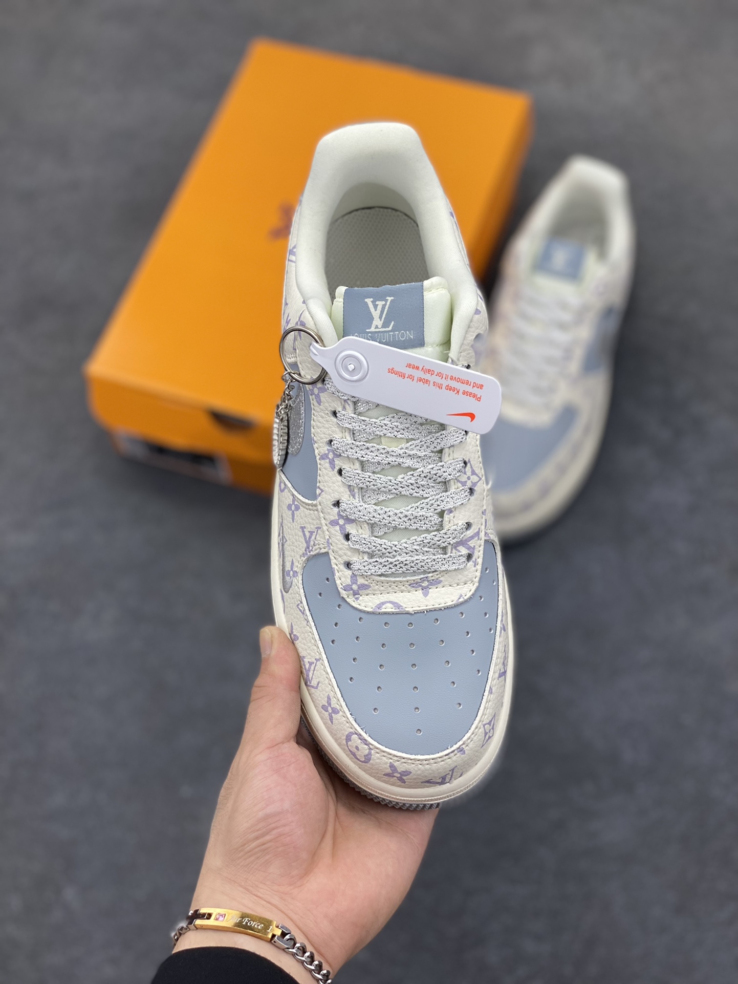 图片[2]-NIke Air Force 1 \’07 Low “LV联名——闪银勾”空军一号 低帮 运动鞋 休闲鞋 折边针车 工艺难度大 原楦头原纸板 原装鞋盒 定制五金配件 内置全掌气垫 原厂鞋底 货号：DF0188-078 尺码：36 36.5 37.5 38 38.5 39 40 40.5 41 42 42.5 43 44 44.5 45-选品中心