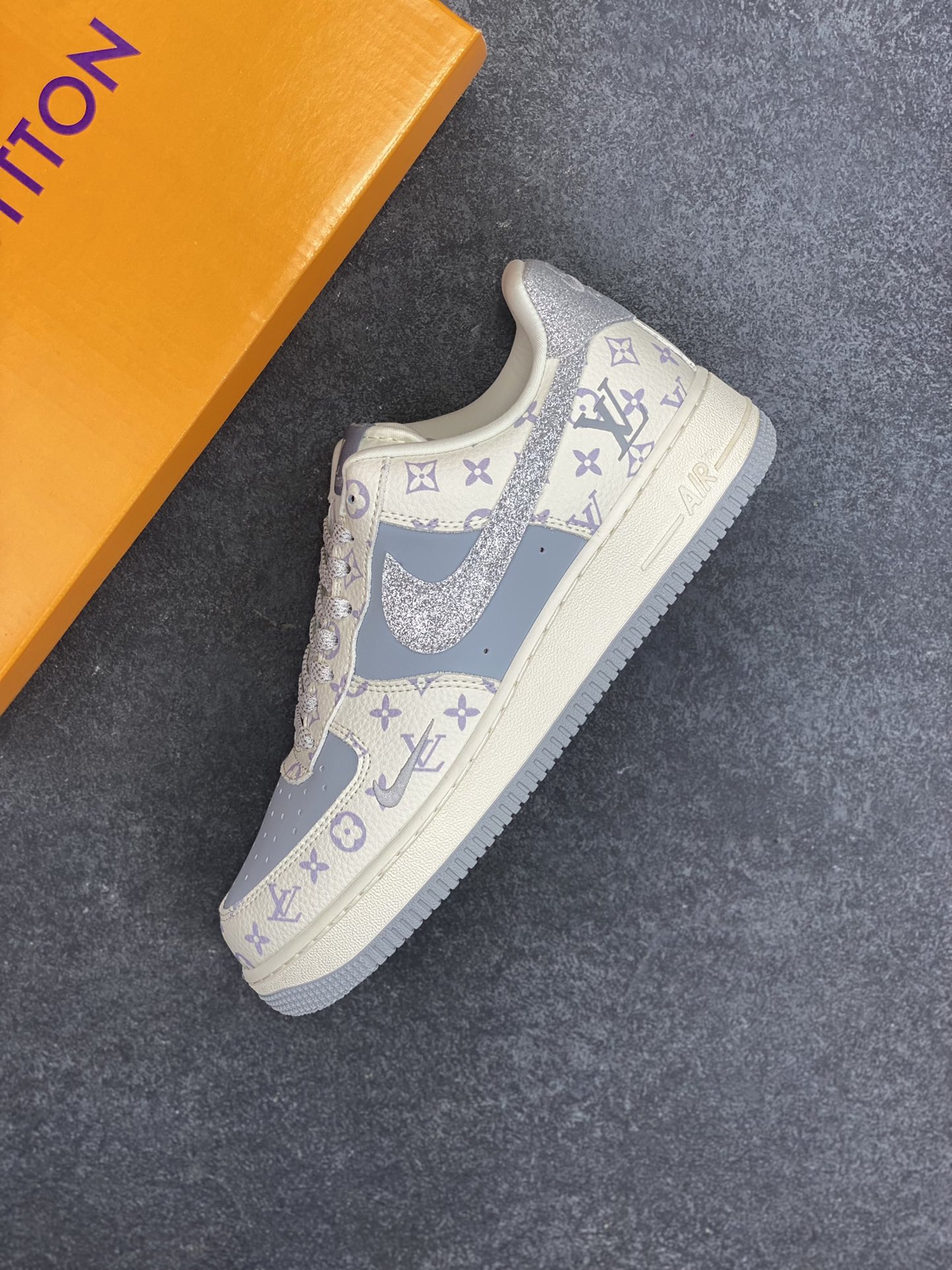 图片[7]-NIke Air Force 1 \’07 Low “LV联名——闪银勾”空军一号 低帮 运动鞋 休闲鞋 折边针车 工艺难度大 原楦头原纸板 原装鞋盒 定制五金配件 内置全掌气垫 原厂鞋底 货号：DF0188-078 尺码：36 36.5 37.5 38 38.5 39 40 40.5 41 42 42.5 43 44 44.5 45-选品中心