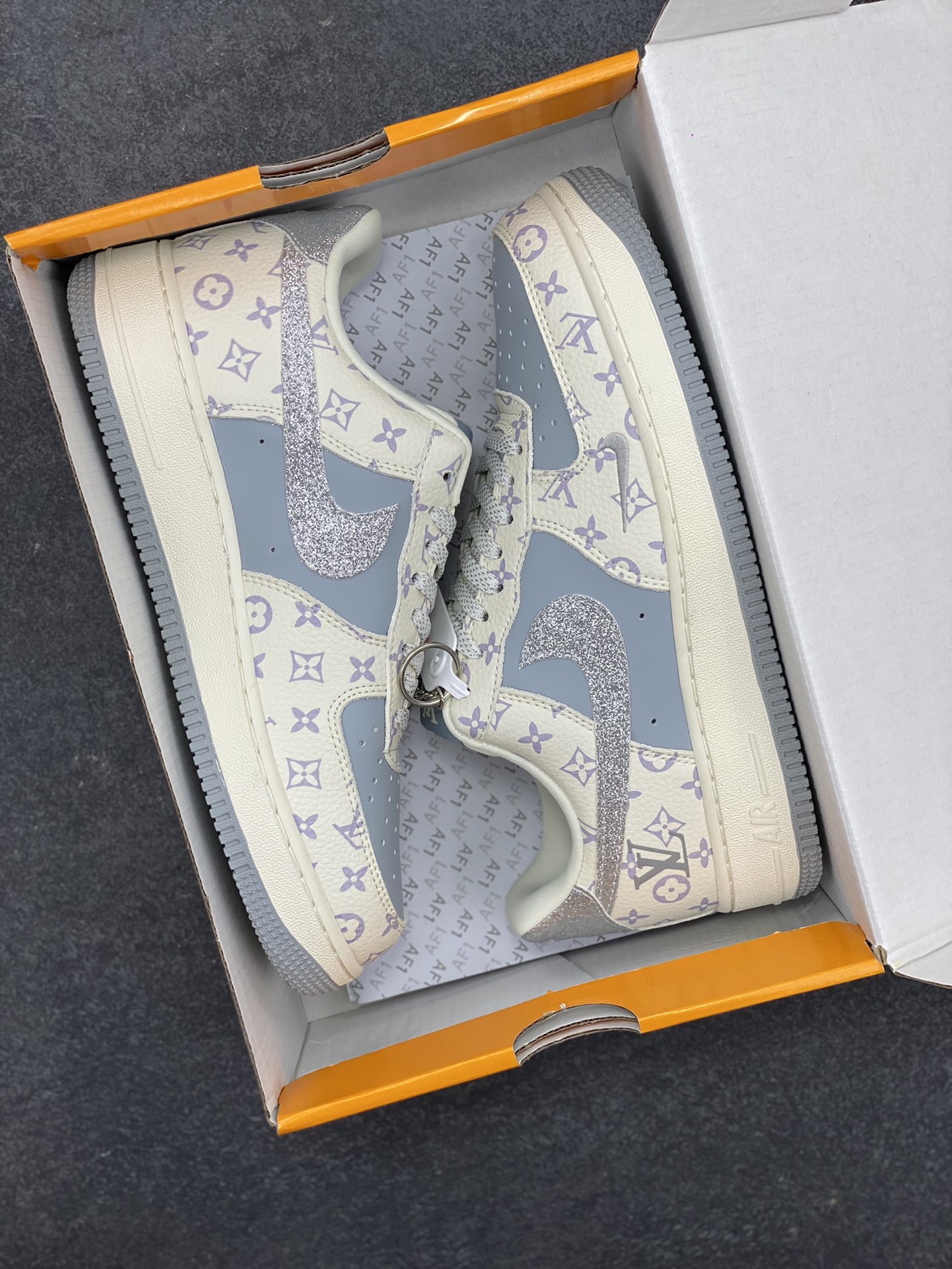 图片[9]-NIke Air Force 1 \’07 Low “LV联名——闪银勾”空军一号 低帮 运动鞋 休闲鞋 折边针车 工艺难度大 原楦头原纸板 原装鞋盒 定制五金配件 内置全掌气垫 原厂鞋底 货号：DF0188-078 尺码：36 36.5 37.5 38 38.5 39 40 40.5 41 42 42.5 43 44 44.5 45-选品中心