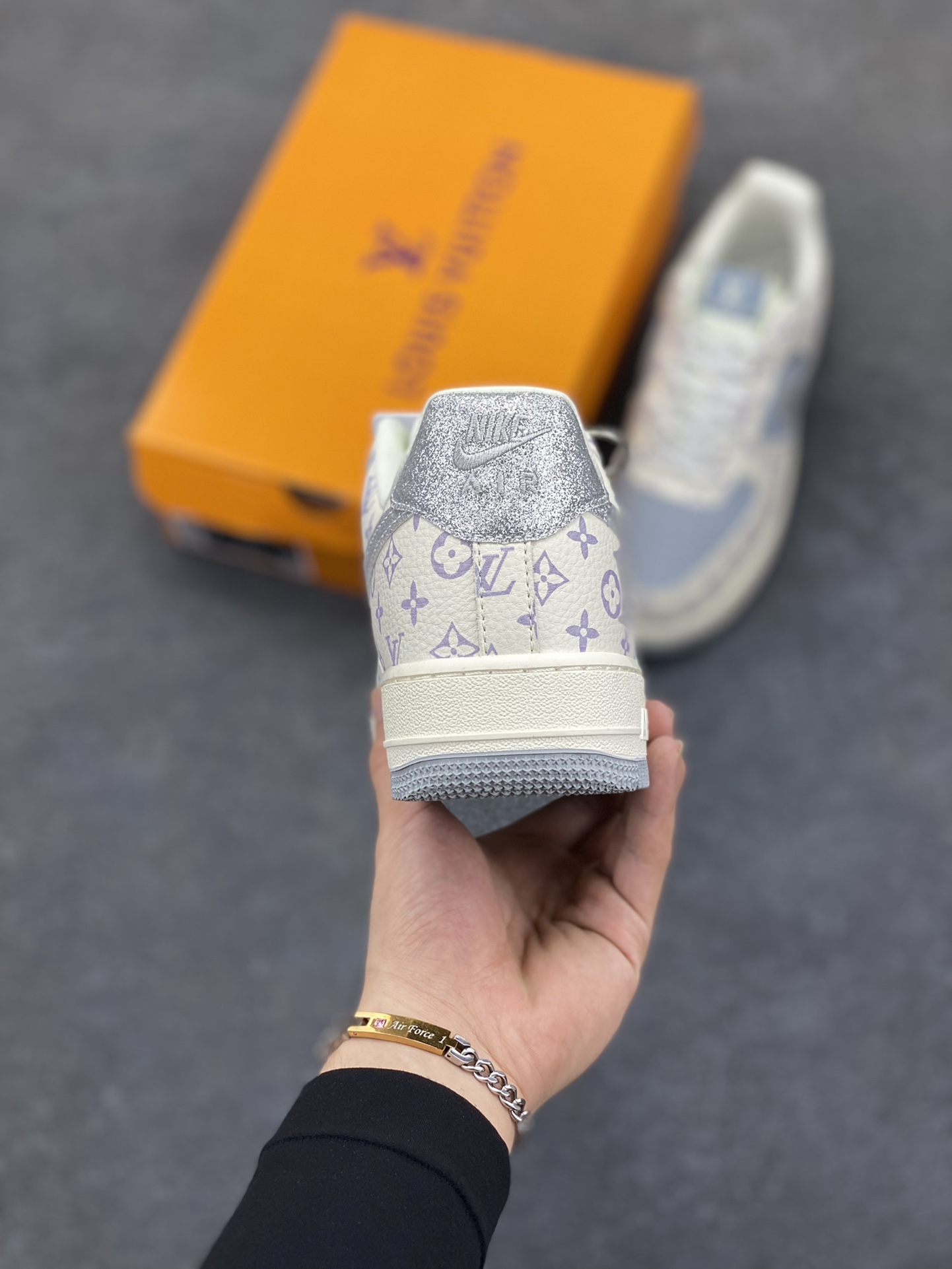 图片[4]-NIke Air Force 1 \’07 Low “LV联名——闪银勾”空军一号 低帮 运动鞋 休闲鞋 折边针车 工艺难度大 原楦头原纸板 原装鞋盒 定制五金配件 内置全掌气垫 原厂鞋底 货号：DF0188-078 尺码：36 36.5 37.5 38 38.5 39 40 40.5 41 42 42.5 43 44 44.5 45-选品中心