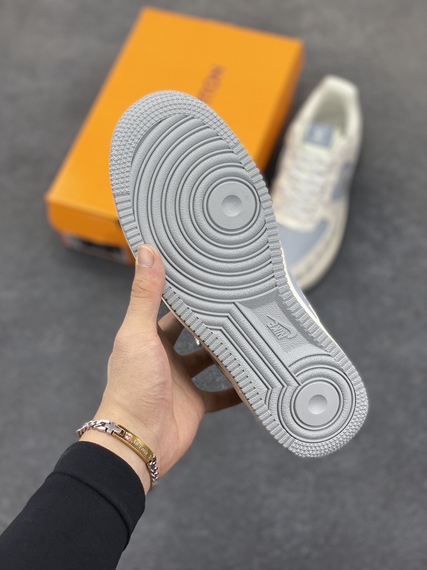 图片[5]-NIke Air Force 1 \’07 Low “LV联名——闪银勾”空军一号 低帮 运动鞋 休闲鞋 折边针车 工艺难度大 原楦头原纸板 原装鞋盒 定制五金配件 内置全掌气垫 原厂鞋底 货号：DF0188-078 尺码：36 36.5 37.5 38 38.5 39 40 40.5 41 42 42.5 43 44 44.5 45-选品中心