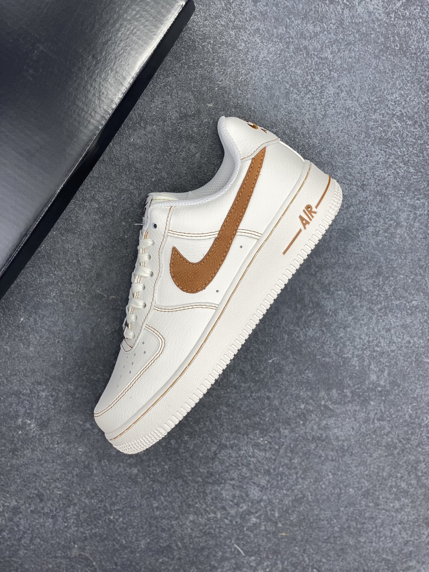 图片[7]-Nike Air Force 1 Low 白黄 原楦头原纸板 打造纯正空军版型 专注外贸渠道 全掌内置蜂窝气垫 原盒配件 原厂中底钢印、拉帮完美 货号：HQ2037-101 尺码：36 36.5 37.5 38 38.5 39 40 40.5 41 42 42.5 43 44 44.5 45-选品中心