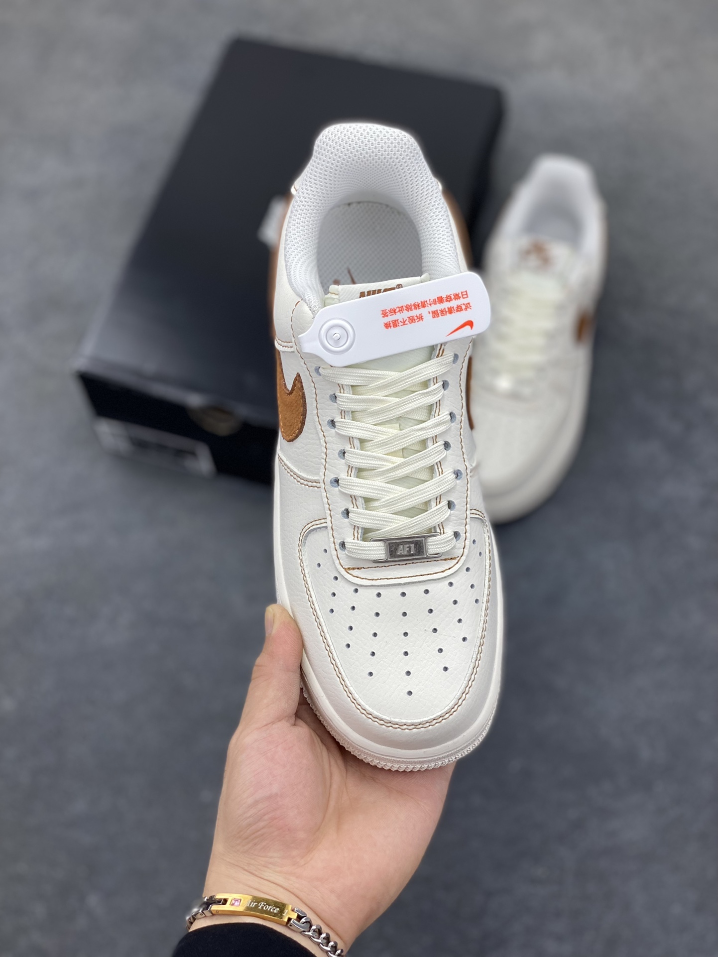 图片[2]-Nike Air Force 1 Low 白黄 原楦头原纸板 打造纯正空军版型 专注外贸渠道 全掌内置蜂窝气垫 原盒配件 原厂中底钢印、拉帮完美 货号：HQ2037-101 尺码：36 36.5 37.5 38 38.5 39 40 40.5 41 42 42.5 43 44 44.5 45-选品中心