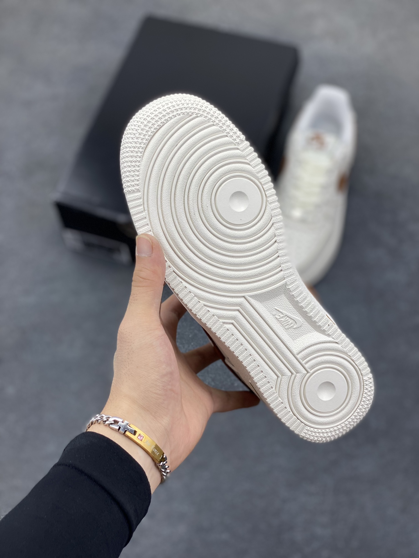 图片[5]-Nike Air Force 1 Low 白黄 原楦头原纸板 打造纯正空军版型 专注外贸渠道 全掌内置蜂窝气垫 原盒配件 原厂中底钢印、拉帮完美 货号：HQ2037-101 尺码：36 36.5 37.5 38 38.5 39 40 40.5 41 42 42.5 43 44 44.5 45-选品中心