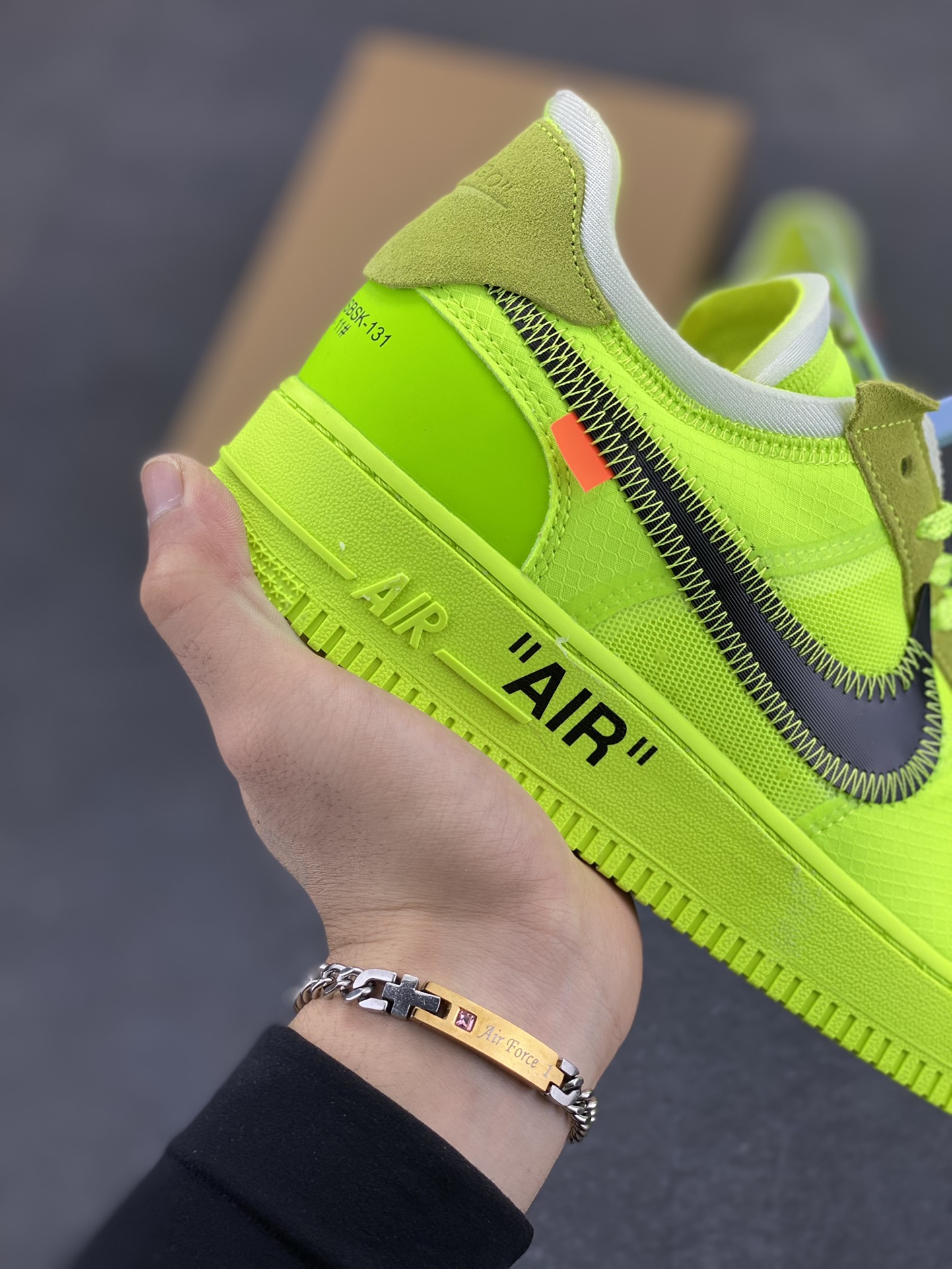 图片[6]-福利特价 夺人眼球Off-White x Nike Air Force 1 Low \”Volt\” 2.0空军一号经典百搭低帮休闲运动板鞋“OW荧光绿黑”Off-White™与 NikeLab 最新打造的 Air Force 1 Low 全新配色「Volt」，Air Force 1 Low 的鞋身与中底将被换上夺目的荧光绿色调，以签名式的橘红色 “Zip-Tie” 和 “AIR” 字样点缀 货号：AO4606-700 尺码：35.5 36 36.5 37.5 38 38.5 39 40 40.5 41 42 42.5 43 44 44.5 45 46-选品中心