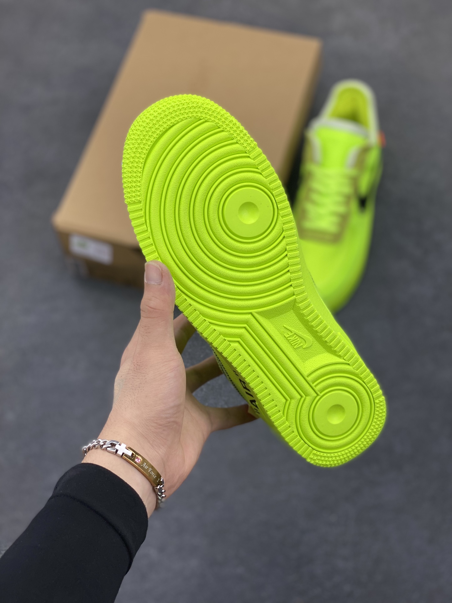 图片[5]-福利特价 夺人眼球Off-White x Nike Air Force 1 Low \”Volt\” 2.0空军一号经典百搭低帮休闲运动板鞋“OW荧光绿黑”Off-White™与 NikeLab 最新打造的 Air Force 1 Low 全新配色「Volt」，Air Force 1 Low 的鞋身与中底将被换上夺目的荧光绿色调，以签名式的橘红色 “Zip-Tie” 和 “AIR” 字样点缀 货号：AO4606-700 尺码：35.5 36 36.5 37.5 38 38.5 39 40 40.5 41 42 42.5 43 44 44.5 45 46-选品中心