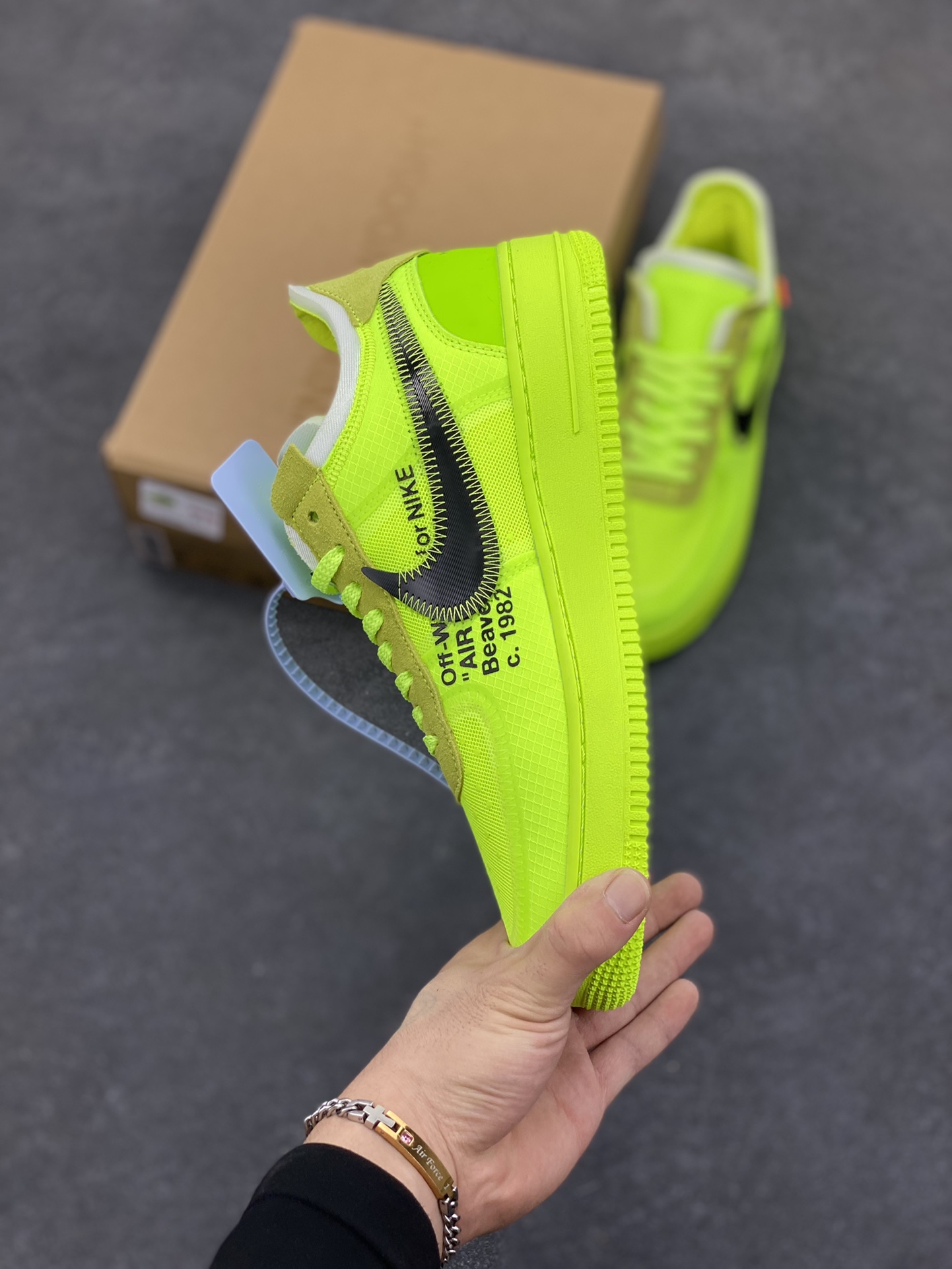图片[3]-福利特价 夺人眼球Off-White x Nike Air Force 1 Low \”Volt\” 2.0空军一号经典百搭低帮休闲运动板鞋“OW荧光绿黑”Off-White™与 NikeLab 最新打造的 Air Force 1 Low 全新配色「Volt」，Air Force 1 Low 的鞋身与中底将被换上夺目的荧光绿色调，以签名式的橘红色 “Zip-Tie” 和 “AIR” 字样点缀 货号：AO4606-700 尺码：35.5 36 36.5 37.5 38 38.5 39 40 40.5 41 42 42.5 43 44 44.5 45 46-选品中心