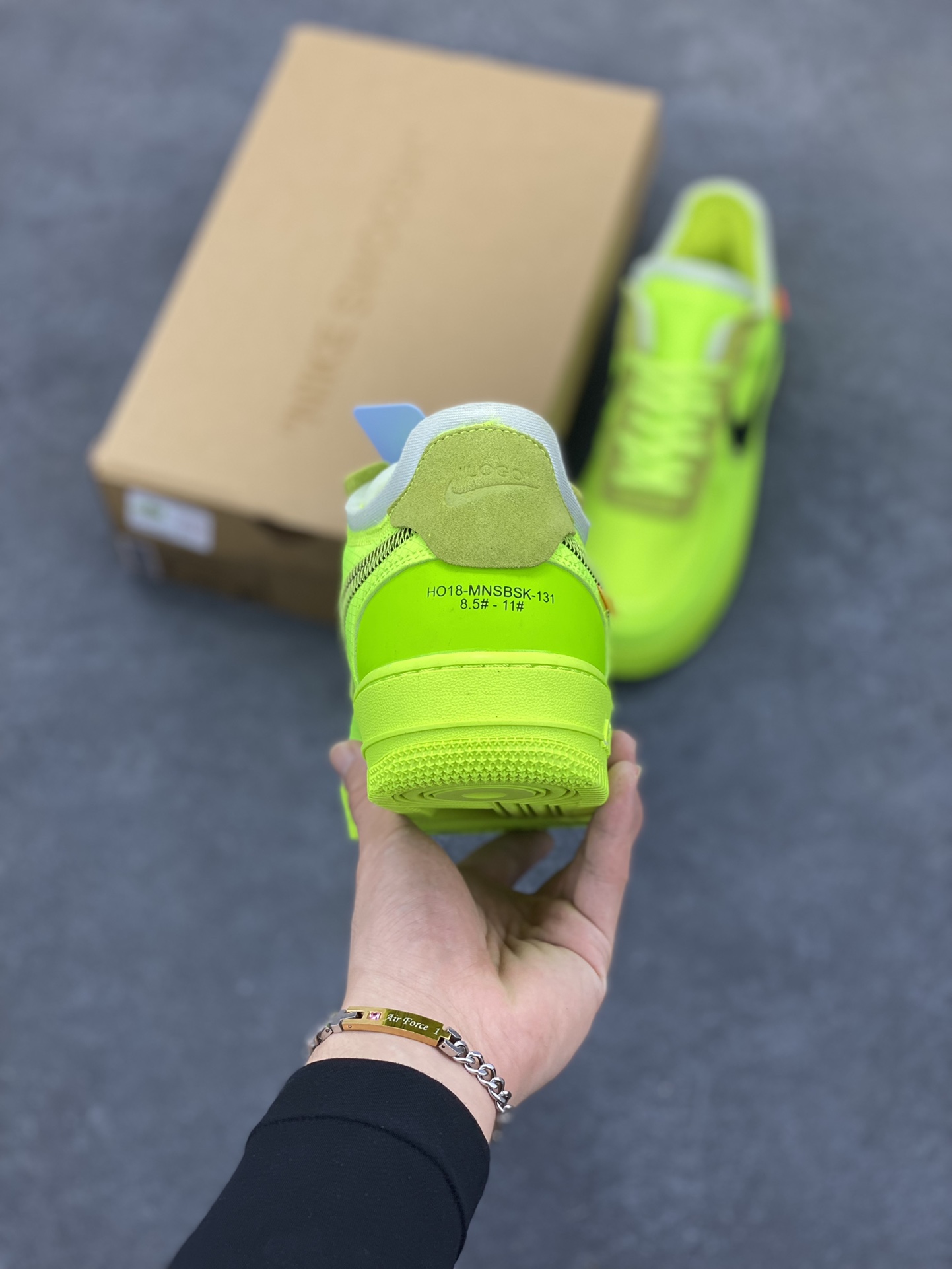 图片[4]-福利特价 夺人眼球Off-White x Nike Air Force 1 Low \”Volt\” 2.0空军一号经典百搭低帮休闲运动板鞋“OW荧光绿黑”Off-White™与 NikeLab 最新打造的 Air Force 1 Low 全新配色「Volt」，Air Force 1 Low 的鞋身与中底将被换上夺目的荧光绿色调，以签名式的橘红色 “Zip-Tie” 和 “AIR” 字样点缀 货号：AO4606-700 尺码：35.5 36 36.5 37.5 38 38.5 39 40 40.5 41 42 42.5 43 44 44.5 45 46-选品中心
