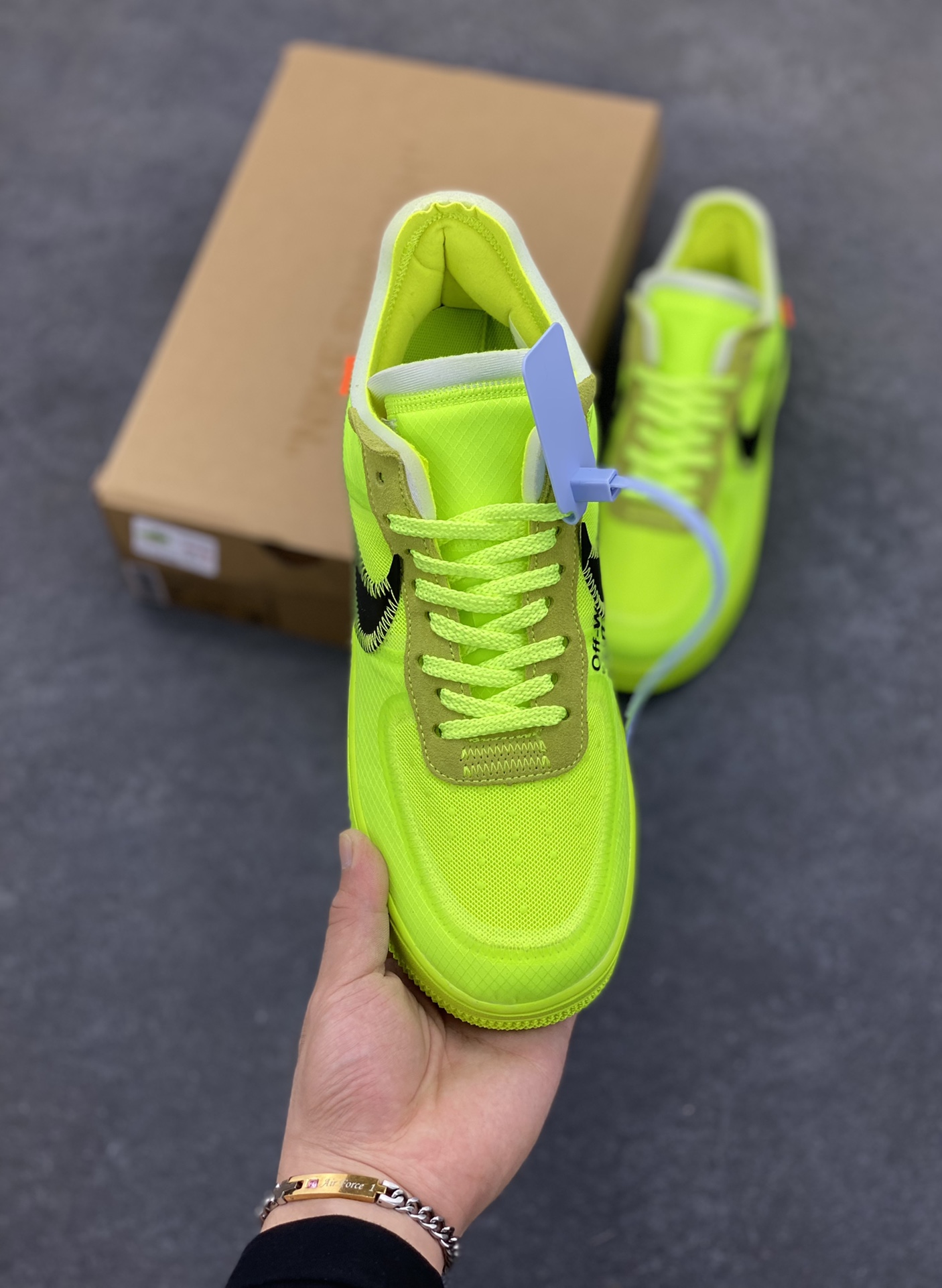 图片[2]-福利特价 夺人眼球Off-White x Nike Air Force 1 Low \”Volt\” 2.0空军一号经典百搭低帮休闲运动板鞋“OW荧光绿黑”Off-White™与 NikeLab 最新打造的 Air Force 1 Low 全新配色「Volt」，Air Force 1 Low 的鞋身与中底将被换上夺目的荧光绿色调，以签名式的橘红色 “Zip-Tie” 和 “AIR” 字样点缀 货号：AO4606-700 尺码：35.5 36 36.5 37.5 38 38.5 39 40 40.5 41 42 42.5 43 44 44.5 45 46-选品中心