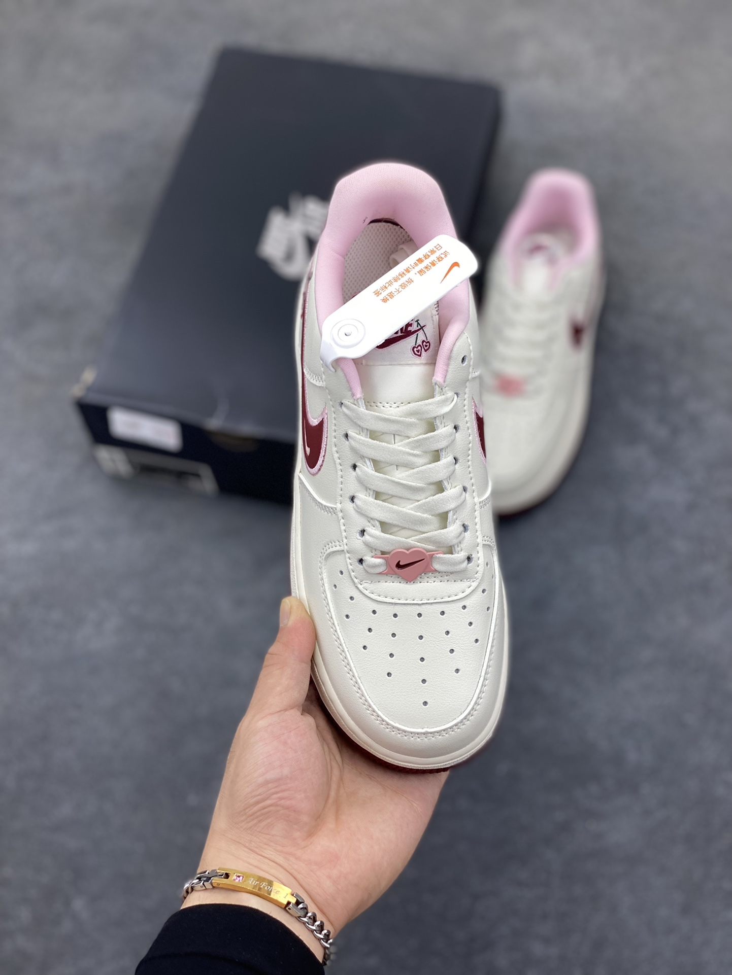 图片[2]-福利特价 Nk Air Force 1\’07 Low \”Valentine\’s Day\” 樱桃味 情人节限定 空军一号低帮休闲板鞋 #鞋款采用sail、粉色和红色配色，在鞋身各个部位饰有心形细节。心形樱桃应该是2023年的全新心形设计，挂在Swoosh 的尾部，在鞋舌logo和鞋垫上重复出现。 货号：FD4616-161 尺码：35.5 36 36.5 37.5 38 38.5 39 40 40.5 41 42 42.5 43 44 44.5 45-选品中心