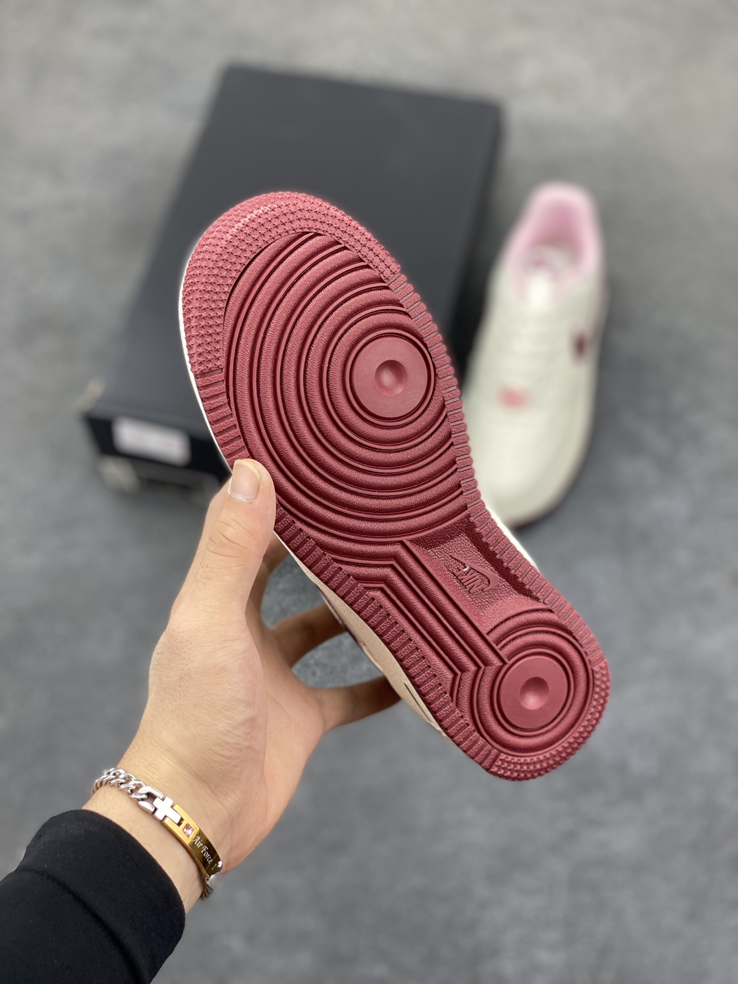 图片[5]-福利特价 Nk Air Force 1\’07 Low \”Valentine\’s Day\” 樱桃味 情人节限定 空军一号低帮休闲板鞋 #鞋款采用sail、粉色和红色配色，在鞋身各个部位饰有心形细节。心形樱桃应该是2023年的全新心形设计，挂在Swoosh 的尾部，在鞋舌logo和鞋垫上重复出现。 货号：FD4616-161 尺码：35.5 36 36.5 37.5 38 38.5 39 40 40.5 41 42 42.5 43 44 44.5 45-选品中心