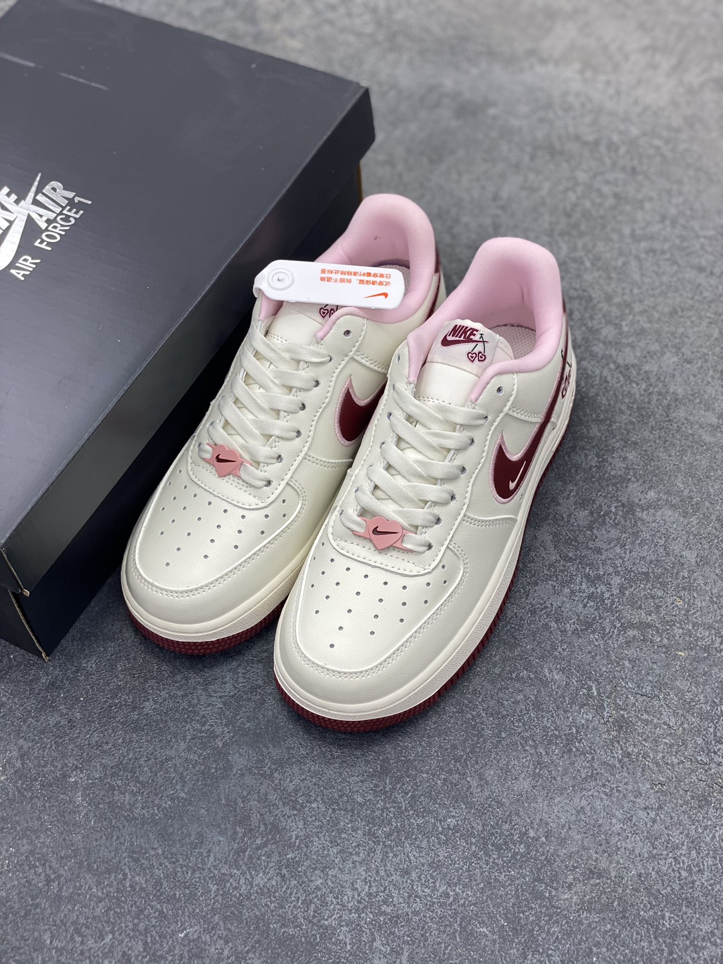 图片[8]-福利特价 Nk Air Force 1\’07 Low \”Valentine\’s Day\” 樱桃味 情人节限定 空军一号低帮休闲板鞋 #鞋款采用sail、粉色和红色配色，在鞋身各个部位饰有心形细节。心形樱桃应该是2023年的全新心形设计，挂在Swoosh 的尾部，在鞋舌logo和鞋垫上重复出现。 货号：FD4616-161 尺码：35.5 36 36.5 37.5 38 38.5 39 40 40.5 41 42 42.5 43 44 44.5 45-选品中心