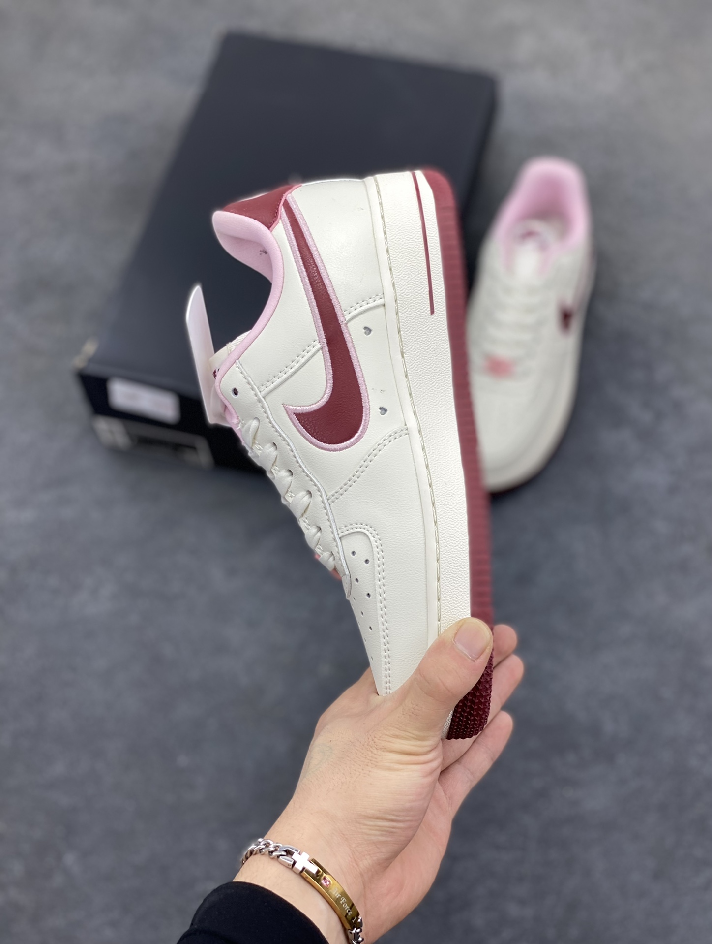 图片[3]-福利特价 Nk Air Force 1\’07 Low \”Valentine\’s Day\” 樱桃味 情人节限定 空军一号低帮休闲板鞋 #鞋款采用sail、粉色和红色配色，在鞋身各个部位饰有心形细节。心形樱桃应该是2023年的全新心形设计，挂在Swoosh 的尾部，在鞋舌logo和鞋垫上重复出现。 货号：FD4616-161 尺码：35.5 36 36.5 37.5 38 38.5 39 40 40.5 41 42 42.5 43 44 44.5 45-选品中心