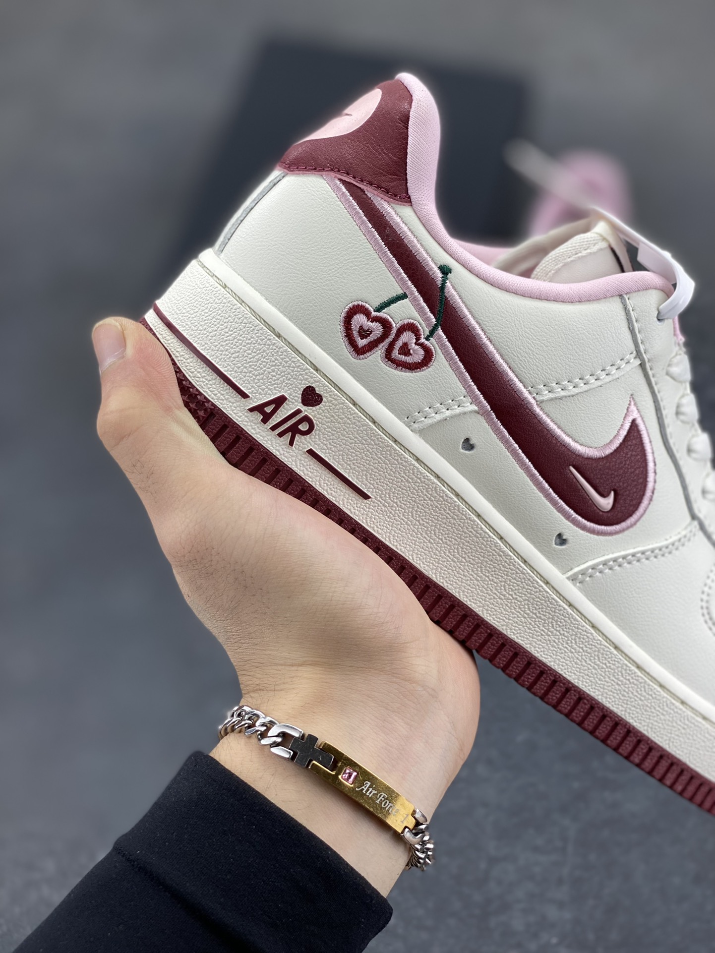 图片[6]-福利特价 Nk Air Force 1\’07 Low \”Valentine\’s Day\” 樱桃味 情人节限定 空军一号低帮休闲板鞋 #鞋款采用sail、粉色和红色配色，在鞋身各个部位饰有心形细节。心形樱桃应该是2023年的全新心形设计，挂在Swoosh 的尾部，在鞋舌logo和鞋垫上重复出现。 货号：FD4616-161 尺码：35.5 36 36.5 37.5 38 38.5 39 40 40.5 41 42 42.5 43 44 44.5 45-选品中心