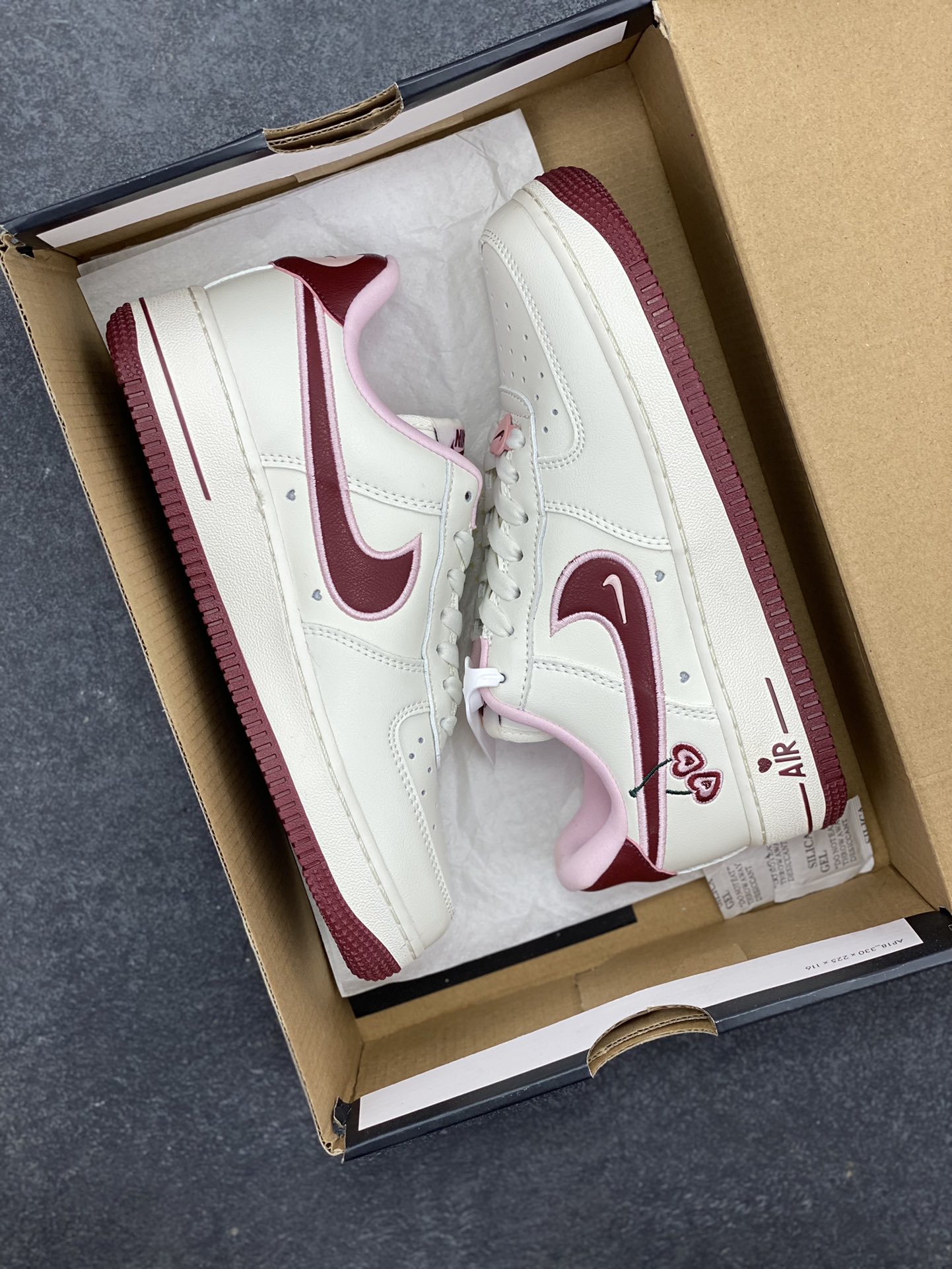 图片[9]-福利特价 Nk Air Force 1\’07 Low \”Valentine\’s Day\” 樱桃味 情人节限定 空军一号低帮休闲板鞋 #鞋款采用sail、粉色和红色配色，在鞋身各个部位饰有心形细节。心形樱桃应该是2023年的全新心形设计，挂在Swoosh 的尾部，在鞋舌logo和鞋垫上重复出现。 货号：FD4616-161 尺码：35.5 36 36.5 37.5 38 38.5 39 40 40.5 41 42 42.5 43 44 44.5 45-选品中心