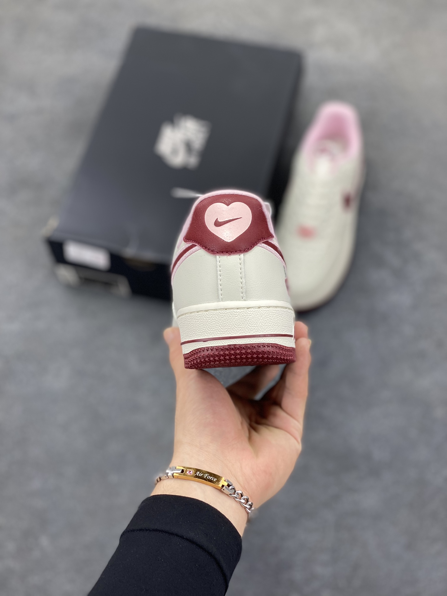 图片[4]-福利特价 Nk Air Force 1\’07 Low \”Valentine\’s Day\” 樱桃味 情人节限定 空军一号低帮休闲板鞋 #鞋款采用sail、粉色和红色配色，在鞋身各个部位饰有心形细节。心形樱桃应该是2023年的全新心形设计，挂在Swoosh 的尾部，在鞋舌logo和鞋垫上重复出现。 货号：FD4616-161 尺码：35.5 36 36.5 37.5 38 38.5 39 40 40.5 41 42 42.5 43 44 44.5 45-选品中心