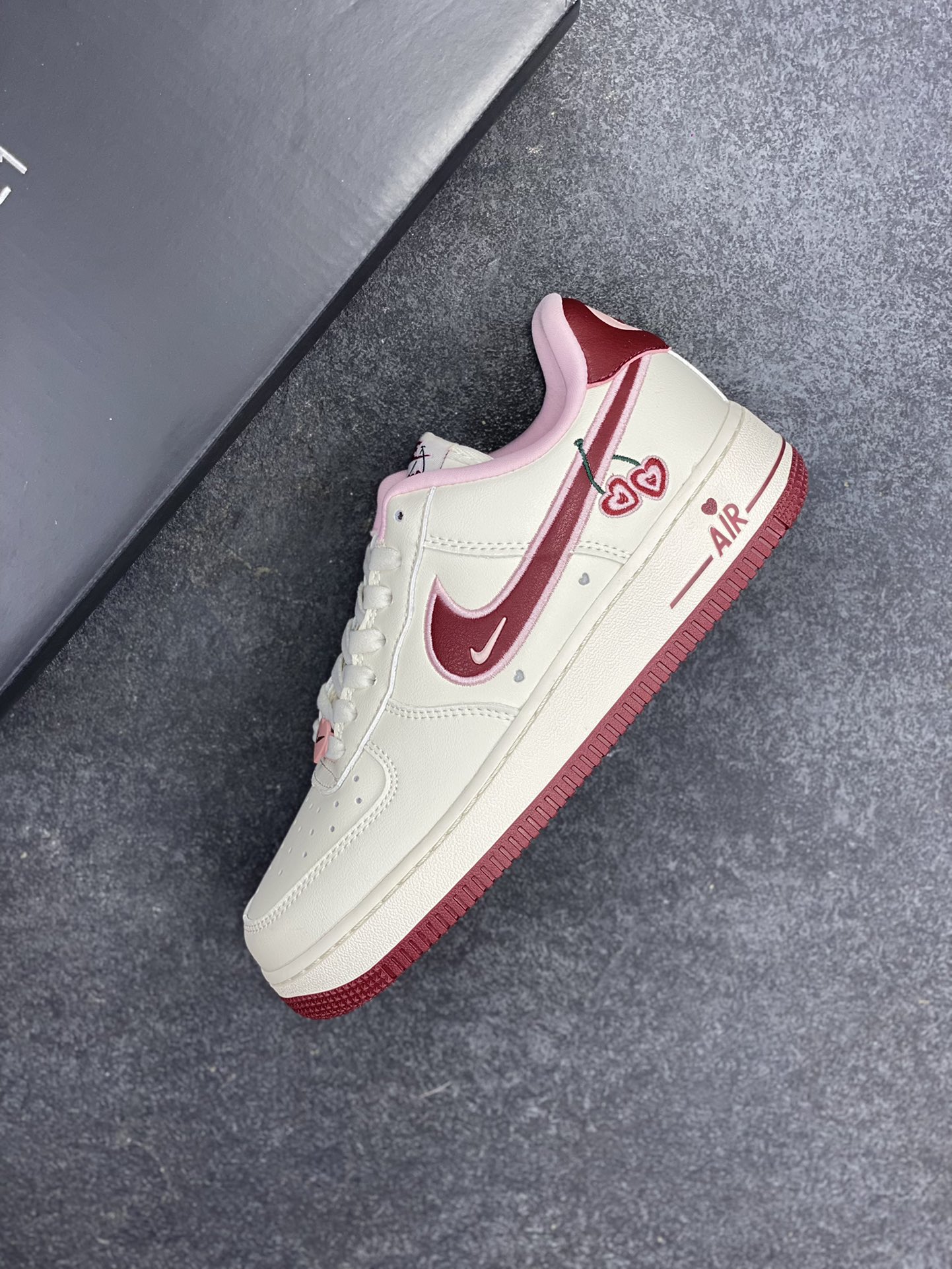 图片[7]-福利特价 Nk Air Force 1\’07 Low \”Valentine\’s Day\” 樱桃味 情人节限定 空军一号低帮休闲板鞋 #鞋款采用sail、粉色和红色配色，在鞋身各个部位饰有心形细节。心形樱桃应该是2023年的全新心形设计，挂在Swoosh 的尾部，在鞋舌logo和鞋垫上重复出现。 货号：FD4616-161 尺码：35.5 36 36.5 37.5 38 38.5 39 40 40.5 41 42 42.5 43 44 44.5 45-选品中心