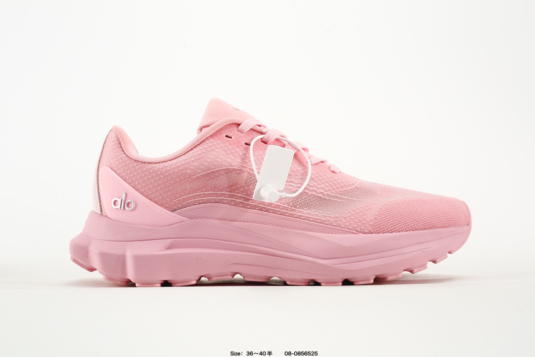 Alo yoga Alo Runner 舒适百搭防滑耐磨低帮跑步鞋 Alo Yoga于2007年创立于洛杉矶,意在传播有意识的运动,同时激发人们的健康意识与创造力.品牌的核心理念在于制作能够带来完美体验的瑜伽服饰与功能性单品,让有意识的运动触入并改变生活.Alo Yoga将其设计延伸到日常服饰概念,坚持不懈地捕捉当代时尚潮流,将品牌的运动美学理念、精致前卫的设计与舒适功能面料完美结合.与此同时,Alo Yoga的设计受到了时尚界人士与名人们的追捧,Talor Swift、Kendall Jenner等街拍照片中都曾出现品牌不同单品的身影. Size:如图 编码:08-0856525