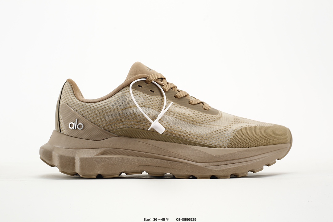 Alo yoga Alo Runner 舒适百搭防滑耐磨低帮跑步鞋 Alo Yoga于2007年创立于洛杉矶,意在传播有意识的运动,同时激发人们的健康意识与创造力.品牌的核心理念在于制作能够带来完美体验的瑜伽服饰与功能性单品,让有意识的运动触入并改变生活.Alo Yoga将其设计延伸到日常服饰概念,坚持不懈地捕捉当代时尚潮流,将品牌的运动美学理念、精致前卫的设计与舒适功能面料完美结合.与此同时,Alo Yoga的设计受到了时尚界人士与名人们的追捧,Talor Swift、Kendall Jenner等街拍照片中都曾出现品牌不同单品的身影. Size:如图 编码:08-0856525