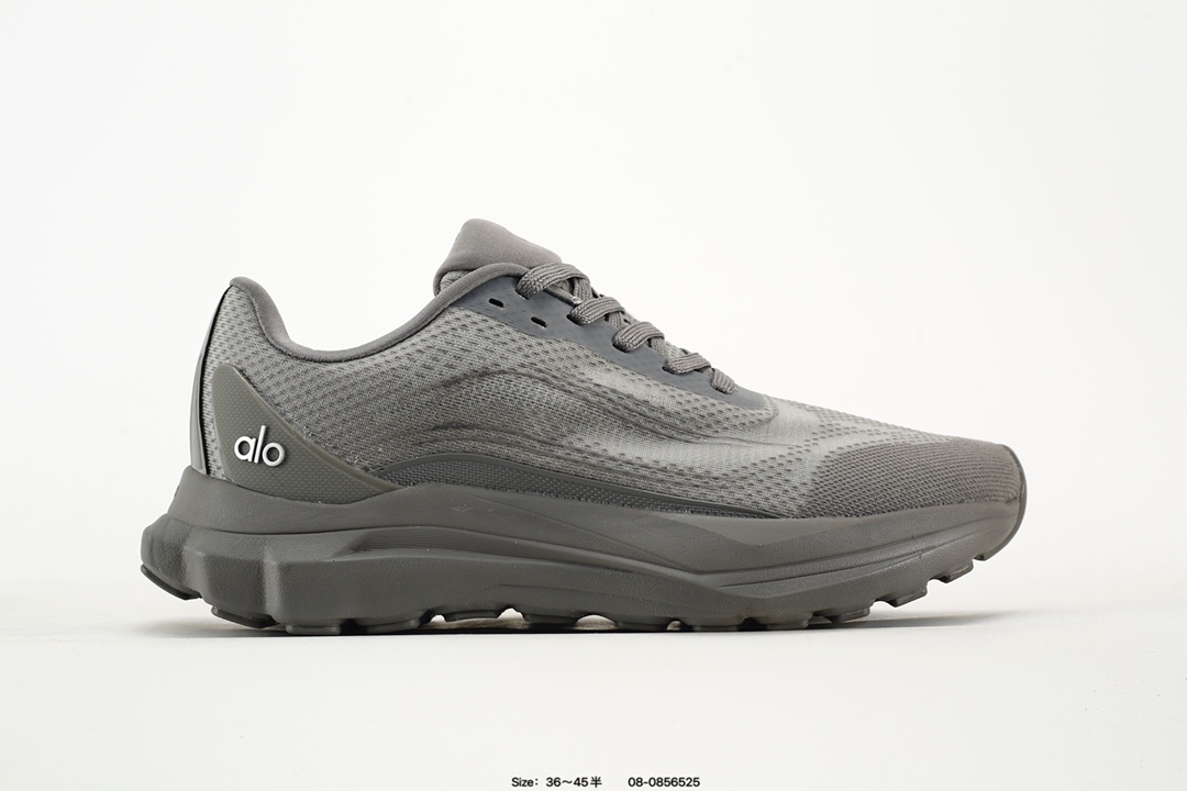 Alo yoga Alo Runner 舒适百搭防滑耐磨低帮跑步鞋 Alo Yoga于2007年创立于洛杉矶,意在传播有意识的运动,同时激发人们的健康意识与创造力.品牌的核心理念在于制作能够带来完美体验的瑜伽服饰与功能性单品,让有意识的运动触入并改变生活.Alo Yoga将其设计延伸到日常服饰概念,坚持不懈地捕捉当代时尚潮流,将品牌的运动美学理念、精致前卫的设计与舒适功能面料完美结合.与此同时,Alo Yoga的设计受到了时尚界人士与名人们的追捧,Talor Swift、Kendall Jenner等街拍照片中都曾出现品牌不同单品的身影. Size:如图 编码:08-0856525