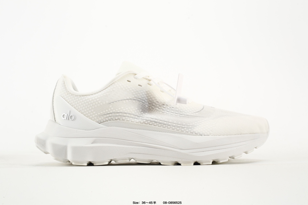 Alo yoga Alo Runner 舒适百搭防滑耐磨低帮跑步鞋 Alo Yoga于2007年创立于洛杉矶,意在传播有意识的运动,同时激发人们的健康意识与创造力.品牌的核心理念在于制作能够带来完美体验的瑜伽服饰与功能性单品,让有意识的运动触入并改变生活.Alo Yoga将其设计延伸到日常服饰概念,坚持不懈地捕捉当代时尚潮流,将品牌的运动美学理念、精致前卫的设计与舒适功能面料完美结合.与此同时,Alo Yoga的设计受到了时尚界人士与名人们的追捧,Talor Swift、Kendall Jenner等街拍照片中都曾出现品牌不同单品的身影. Size:如图 编码:08-0856525