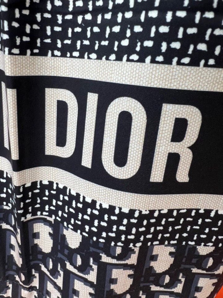 “Dior Digitally Printed Shorts: Essence of Brand-making and Stylish Fashion” - 图片 4