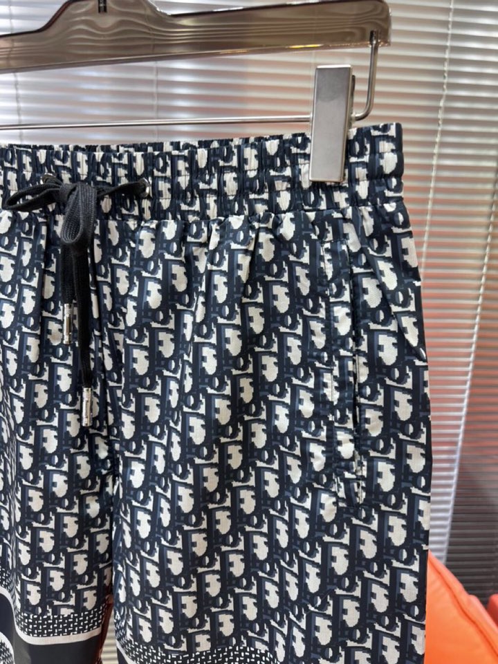 “Dior Digitally Printed Shorts: Essence of Brand-making and Stylish Fashion” - 图片 5