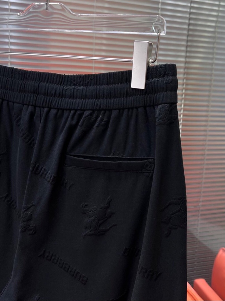 Burberry Baballi’s Printed Cotton Shorts with Unique Tweaks for Summer Fashion - 图片 8