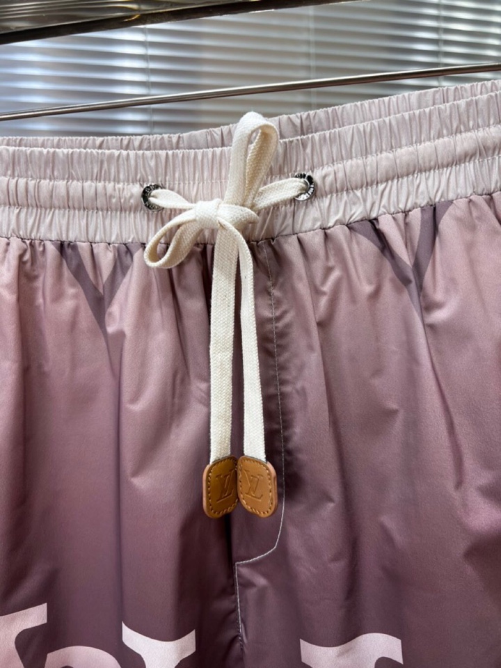 Louis Vuitton: Cutting-edge Fashion Style with Pyrotechnic Fibres and Monochrome Code - 图片 3