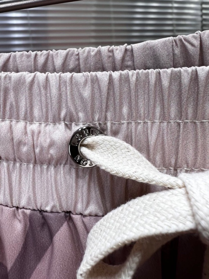 Louis Vuitton: Cutting-edge Fashion Style with Pyrotechnic Fibres and Monochrome Code - 图片 4