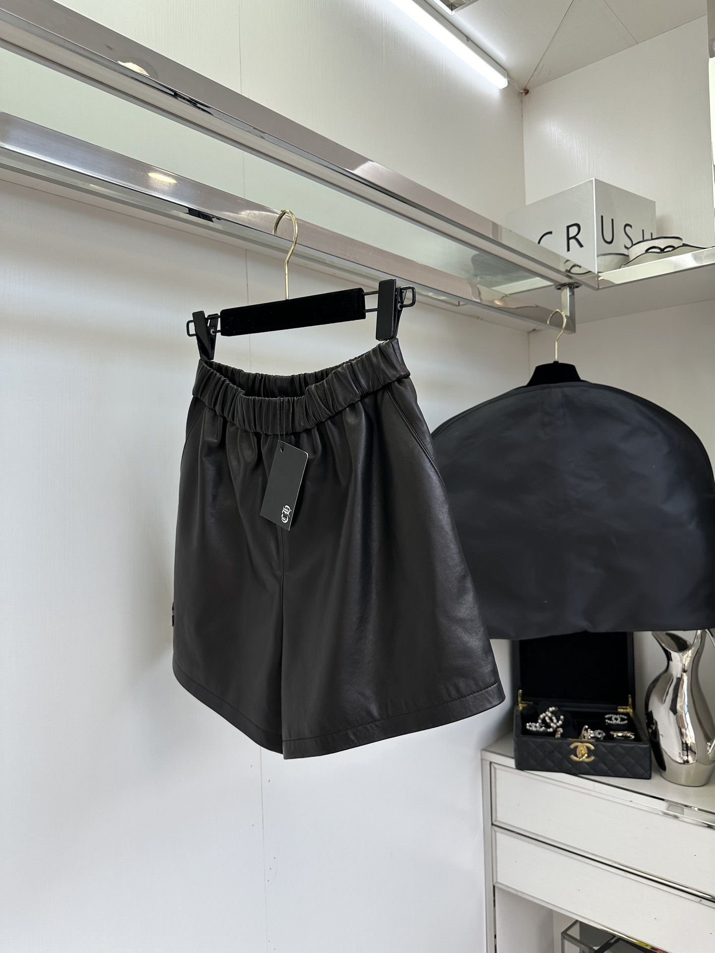 High-Waisted Lambskin Leather Shorts with Elastic Waistband - Chic & Comfortable 4 i1754620915 8664 2