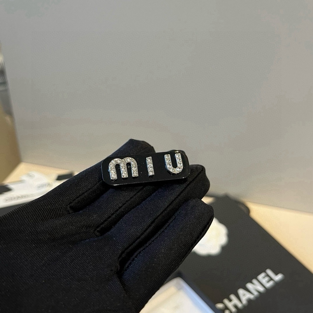 🆕（单个）

miumiu缪缪新款发夹