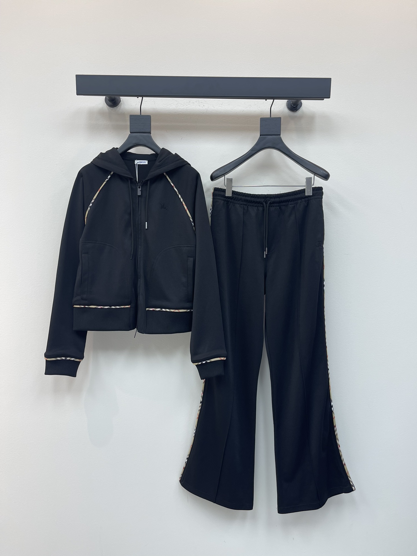 NO:481415,Jacket Long Burberr*25 early autumn new hooded drawstring zipper jacket trousers set Customized YB native cotton material Soft and skin-friendly, not easy to deform and pill after washing for a long time, full texture Hooded long-sleeved jacket cut Fashionable and casual The chest is decorated with an embroidered war horse logo with raglan cuffs and plaid contour bundling lines The brand style is instantly improved The slim fit style combined with the details of the pocket to add vitality The same drawstring elastic trousers The details are echoed up and down, the overall coordination and unity The complete set is simple and high-end, the autumn and winter suit is essential Daily casual wear guide Slack and fashionable SML, burberry, jackets & coats,hats,alexander wang19860909外套 长Burberr*25早秋新款连帽抽绳拉链外套长裤套装 定制YB原生全棉材质 柔软亲肤 久洗不易变形起球 质感十足 连帽长袖外套裁剪 时髦休闲 胸前饰以刺绣战马徽标 配合插肩袖口和衣摆格纹轮廓捆线 品牌格调瞬间提升 修身版型结合插兜细节 增添活力气息 搭配同款抽绳松紧微喇长裤 细节点缀上下呼应 整体协调统一 成套搭配简约高级 秋冬套装必不可少 日常休闲穿搭指南 松弛时髦 SML,,burberry,jackets & coats,hats,alexander wang,Women's clothing