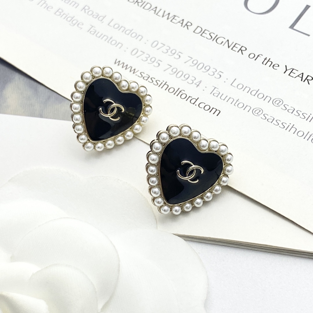 Código E3157 0346825 🛍Pendientes Chanel más vendidos🔥Nuevo🆕🆕🆕 😎CHAN 25 pendientes de corazón de perla negro con a…