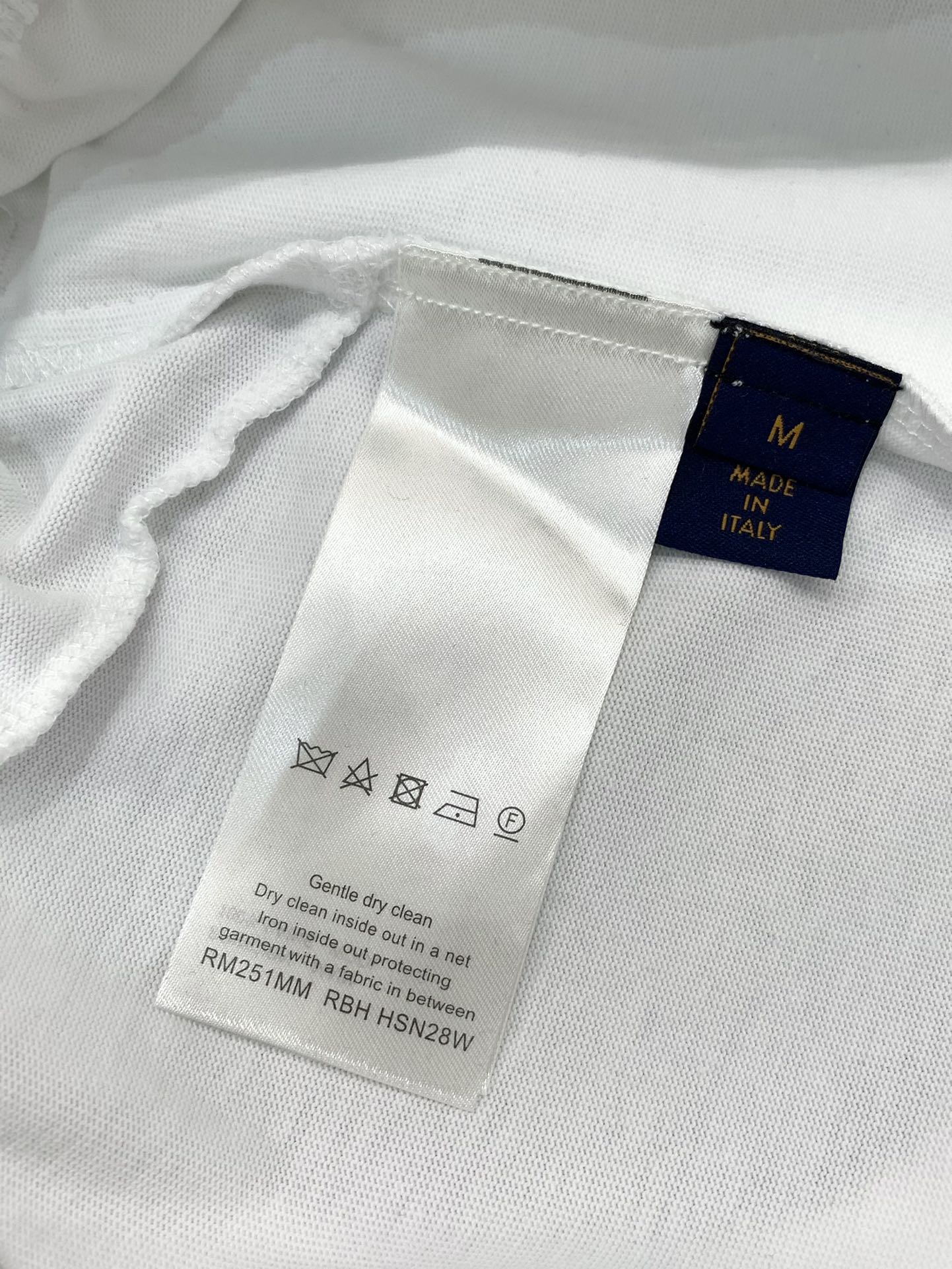 Louis Vuitton Summer 2025 Synchronized Fashion and Leisure Suit with Bright Spots and Top-Printing Alphabet Logo - 图片 8