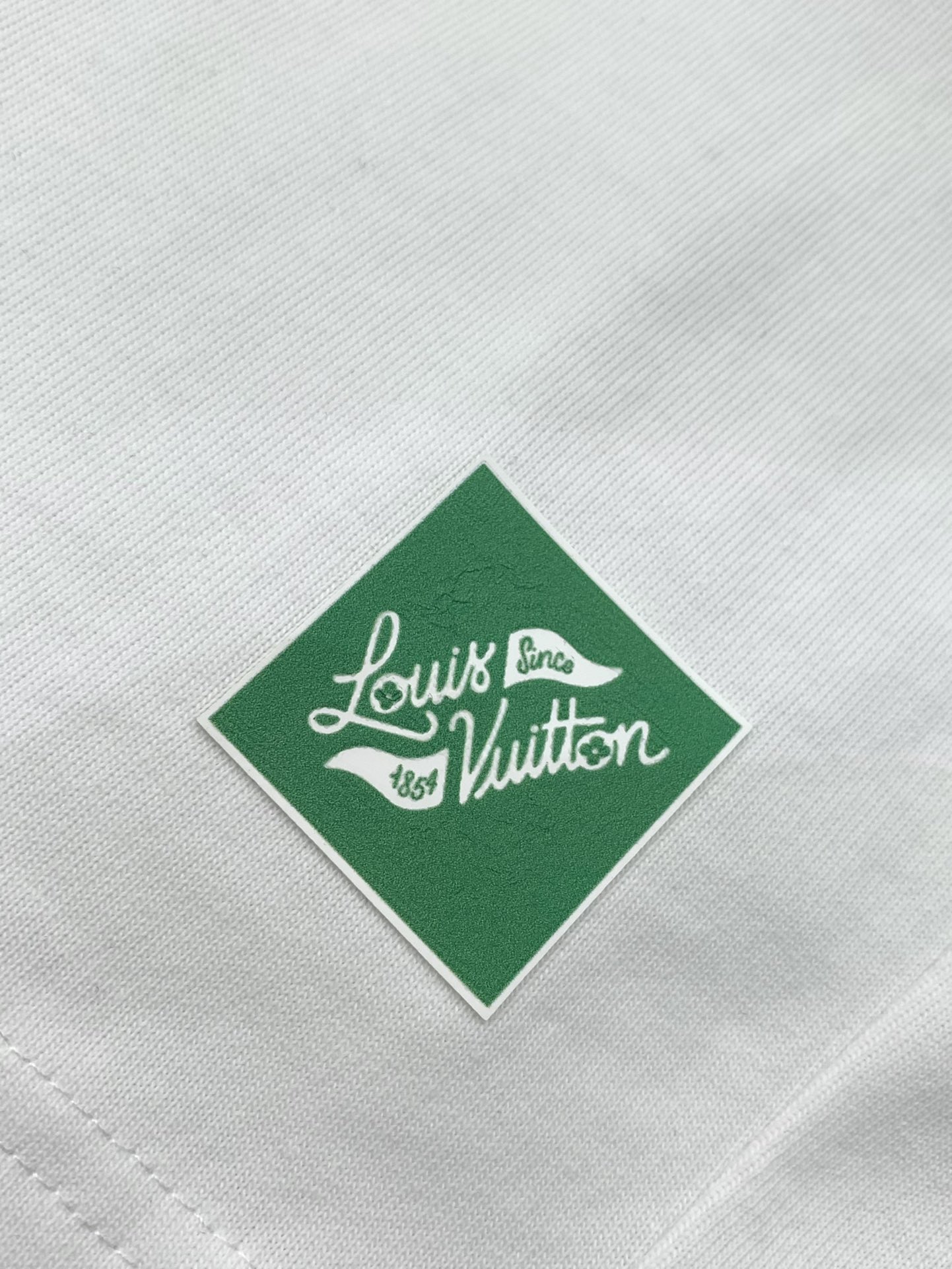 Louis Vuitton Summer 2025 Synchronized Fashion and Leisure Suit with Bright Spots and Top-Printing Alphabet Logo - 图片 6