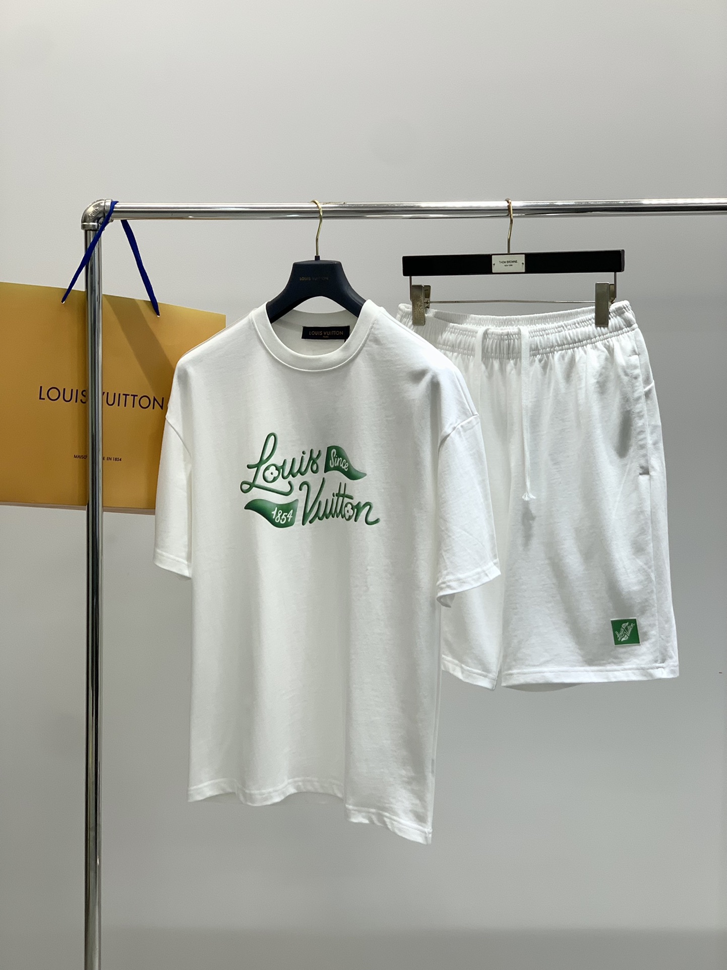 Louis Vuitton Summer 2025 Synchronized Fashion and Leisure Suit with Bright Spots and Top-Printing Alphabet Logo - 图片 9