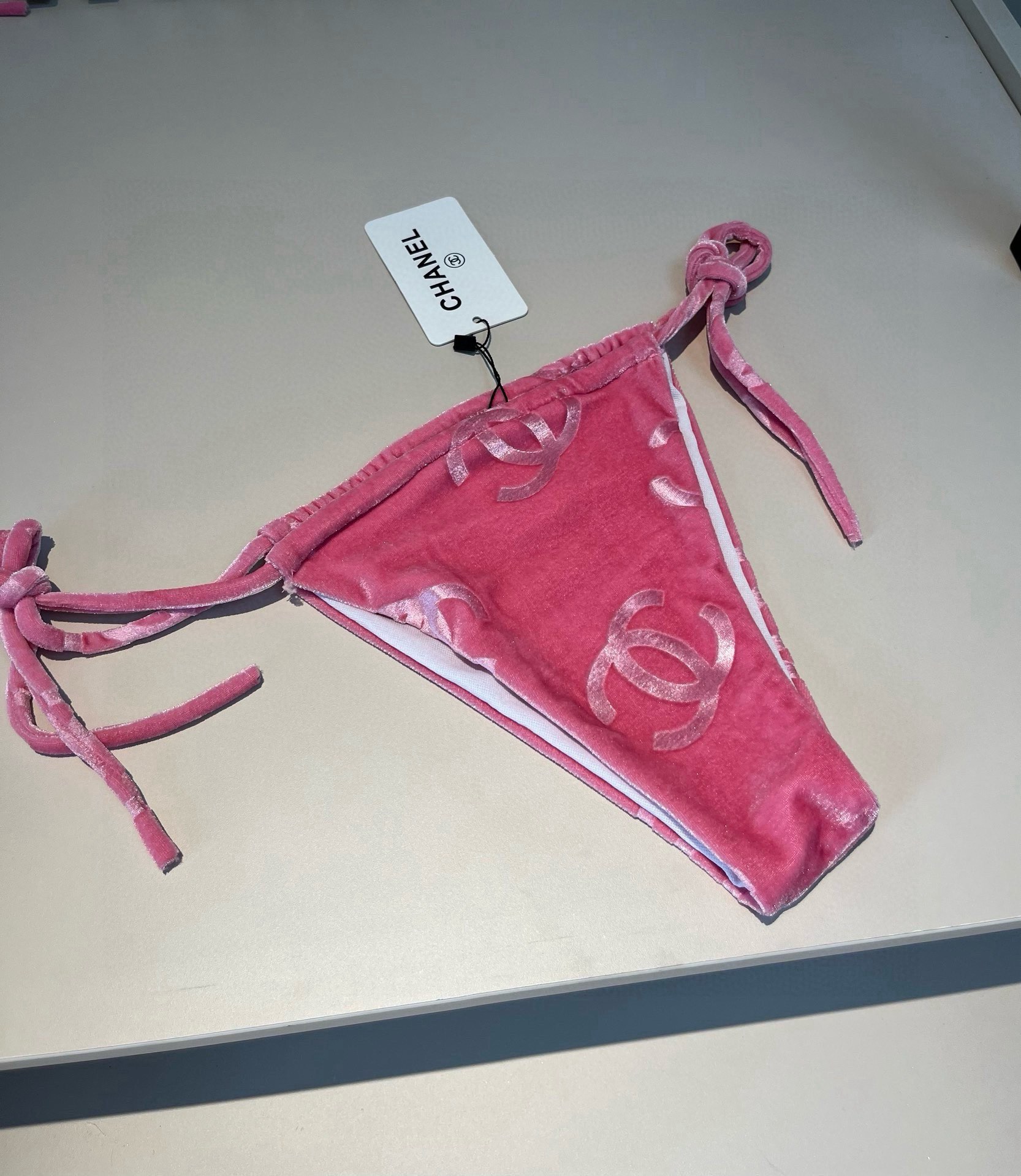 🆕
Chanel香奈儿灯芯绒经典比基尼三件套👙❤️😍🥰适合多种场景的游泳衣🏊‍♀️海边 游泳池 温泉 水