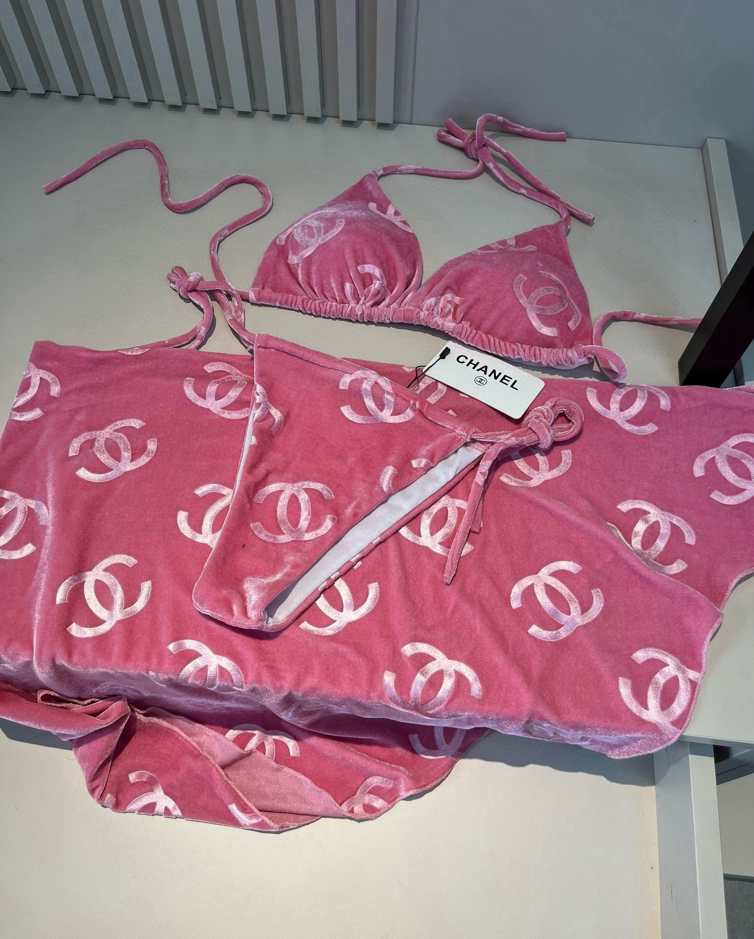 🆕
Chanel香奈儿灯芯绒经典比基尼三件套👙❤️😍🥰适合多种场景的游泳衣🏊‍♀️海边 游泳池 温泉 水